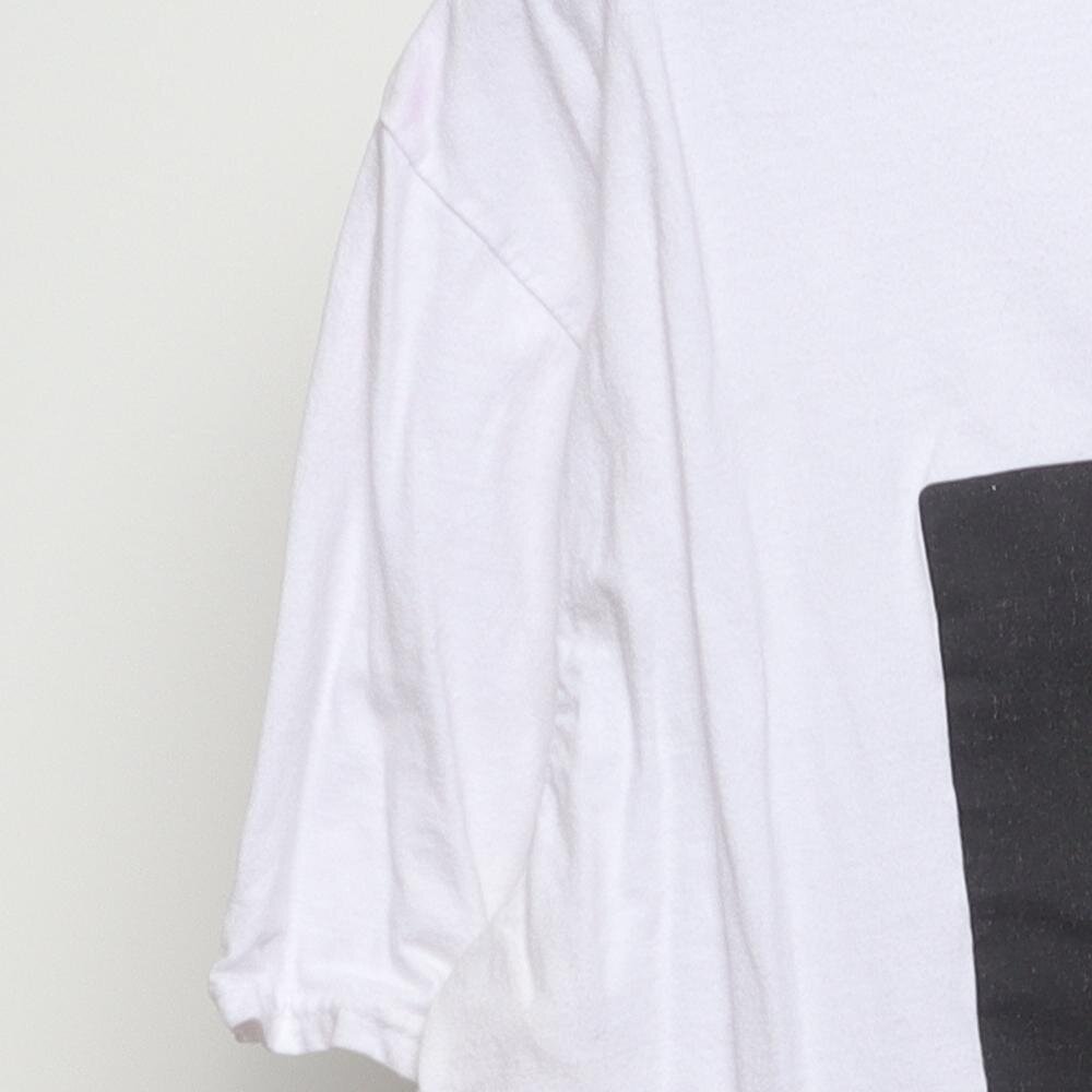 Close-up of the sleeve on the Vintage Modern 2Pac "Iconic Portrait" T-Shirt - L