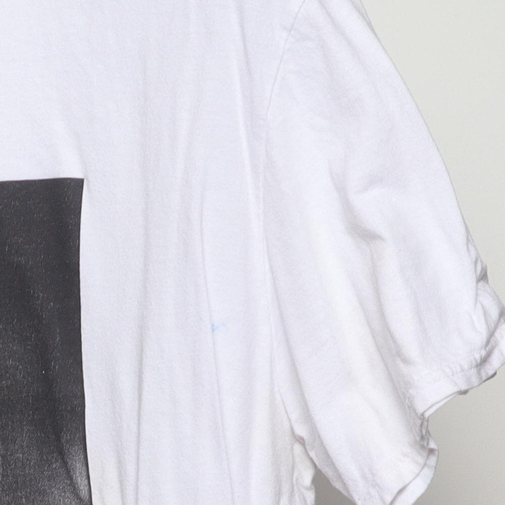 Close-up of the sleeve on the Vintage Modern 2Pac "Iconic Portrait" T-Shirt - L