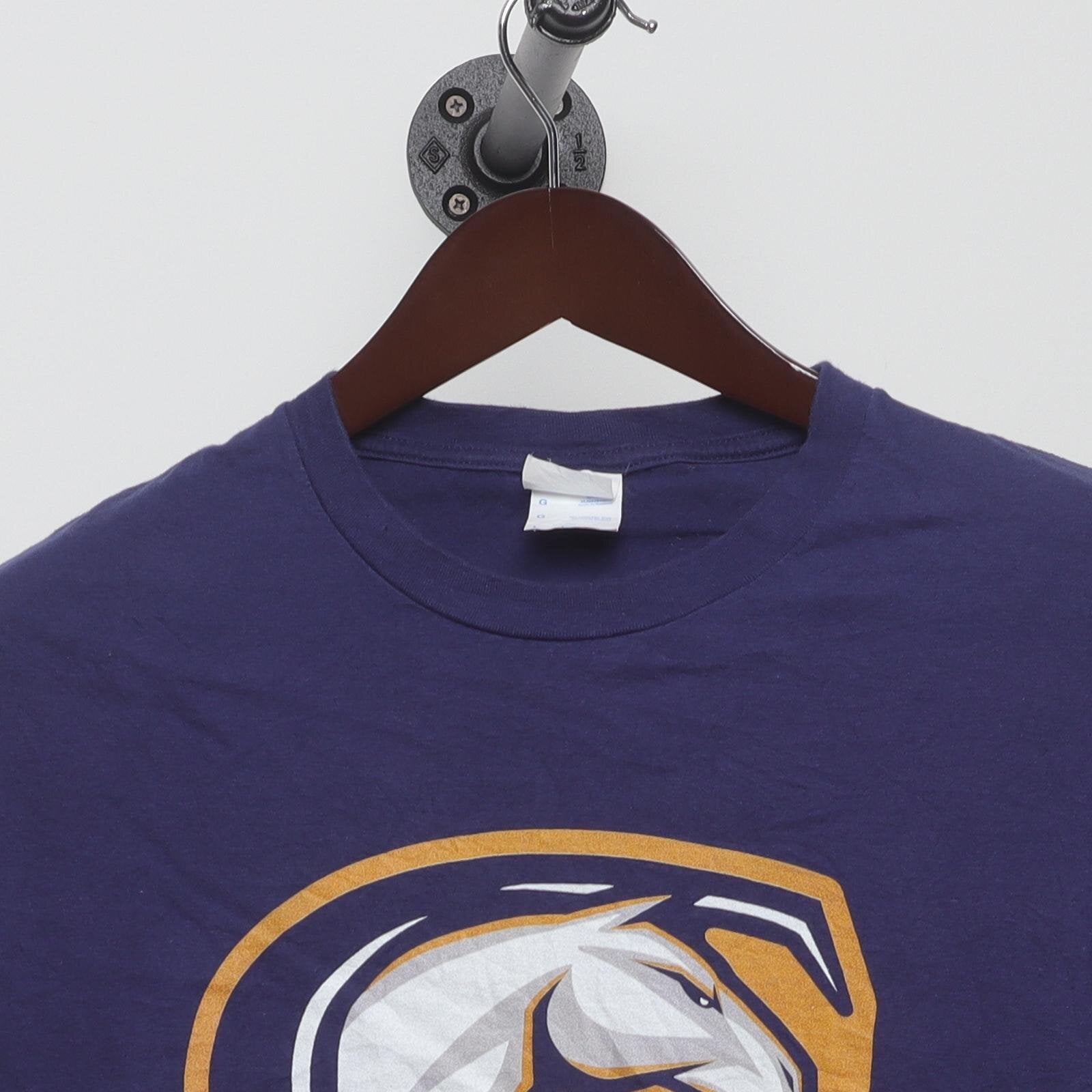 Close-up of the collar and tag on the Vintage Modern Cal Poly Mustangs "Proud Grandpa" T-Shirt - M