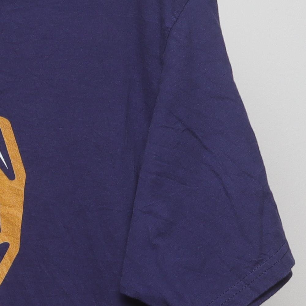 Close-up of the sleeve on the Vintage Modern Cal Poly Mustangs "Proud Grandpa" T-Shirt - M