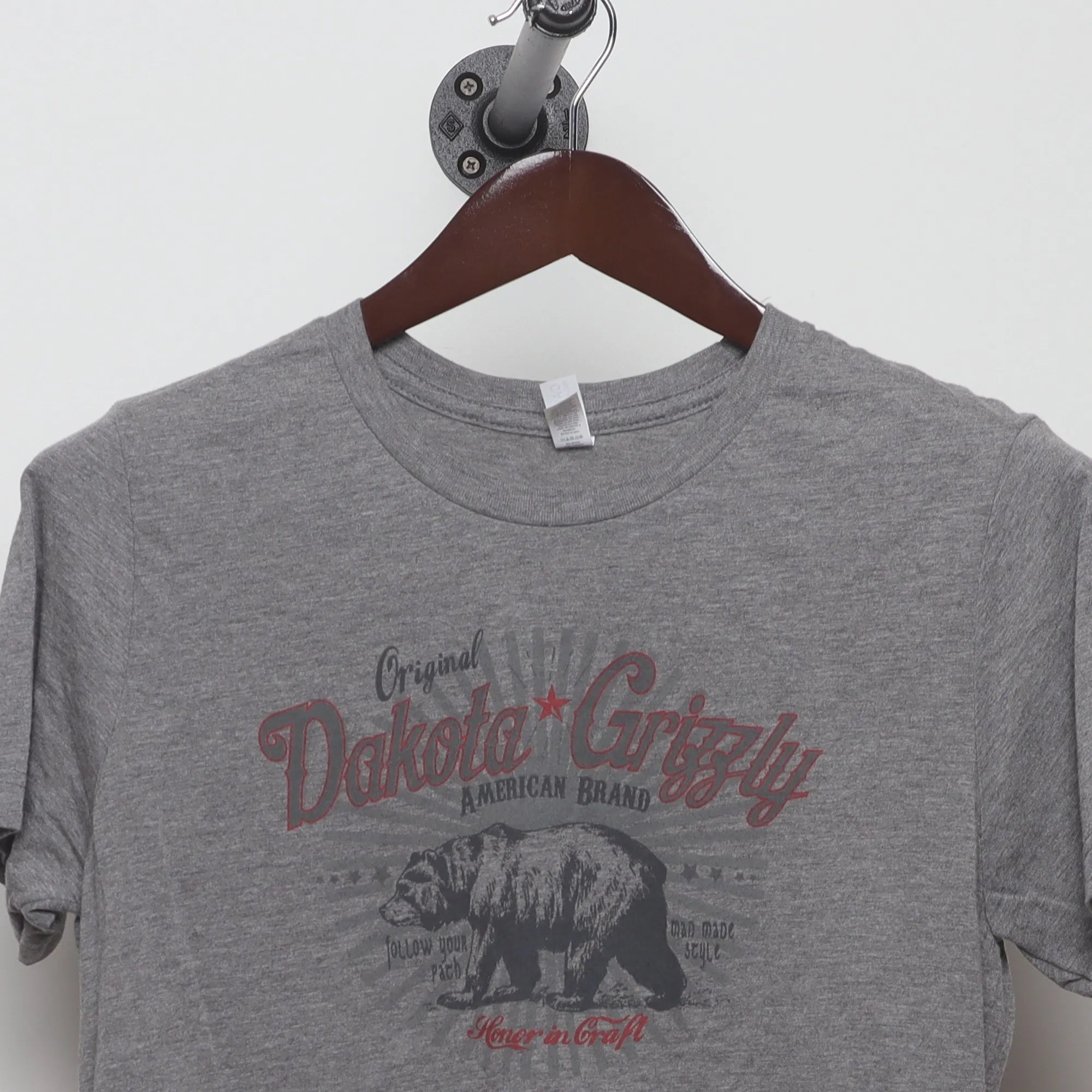 Close-up of the collar and tag on the Vintage Modern Dakota Grizzly Bear Graphic Tee M