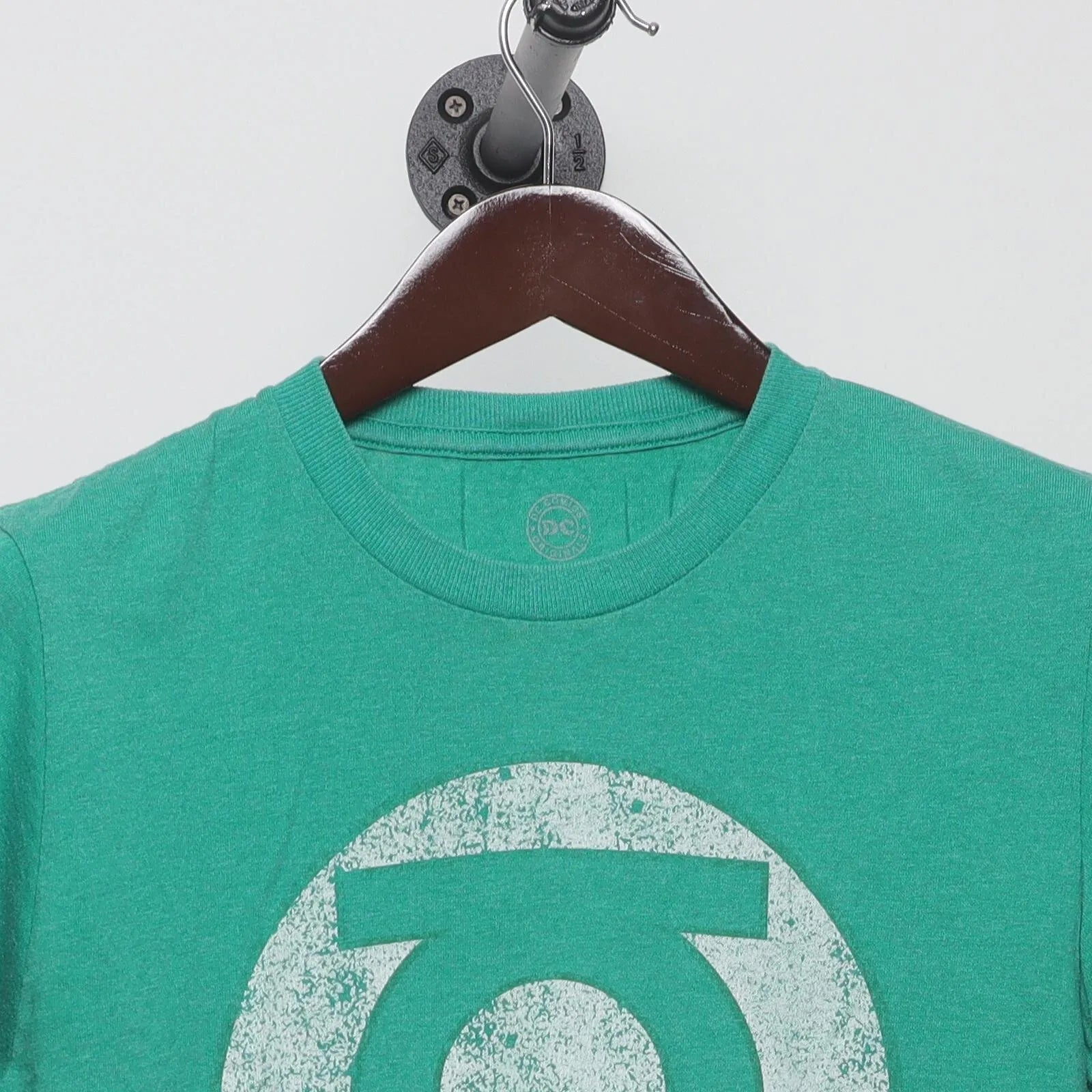 Close-up of the collar and tag on the Vintage Modern DC Comics "Green Lantern Logo" T-Shirt - S