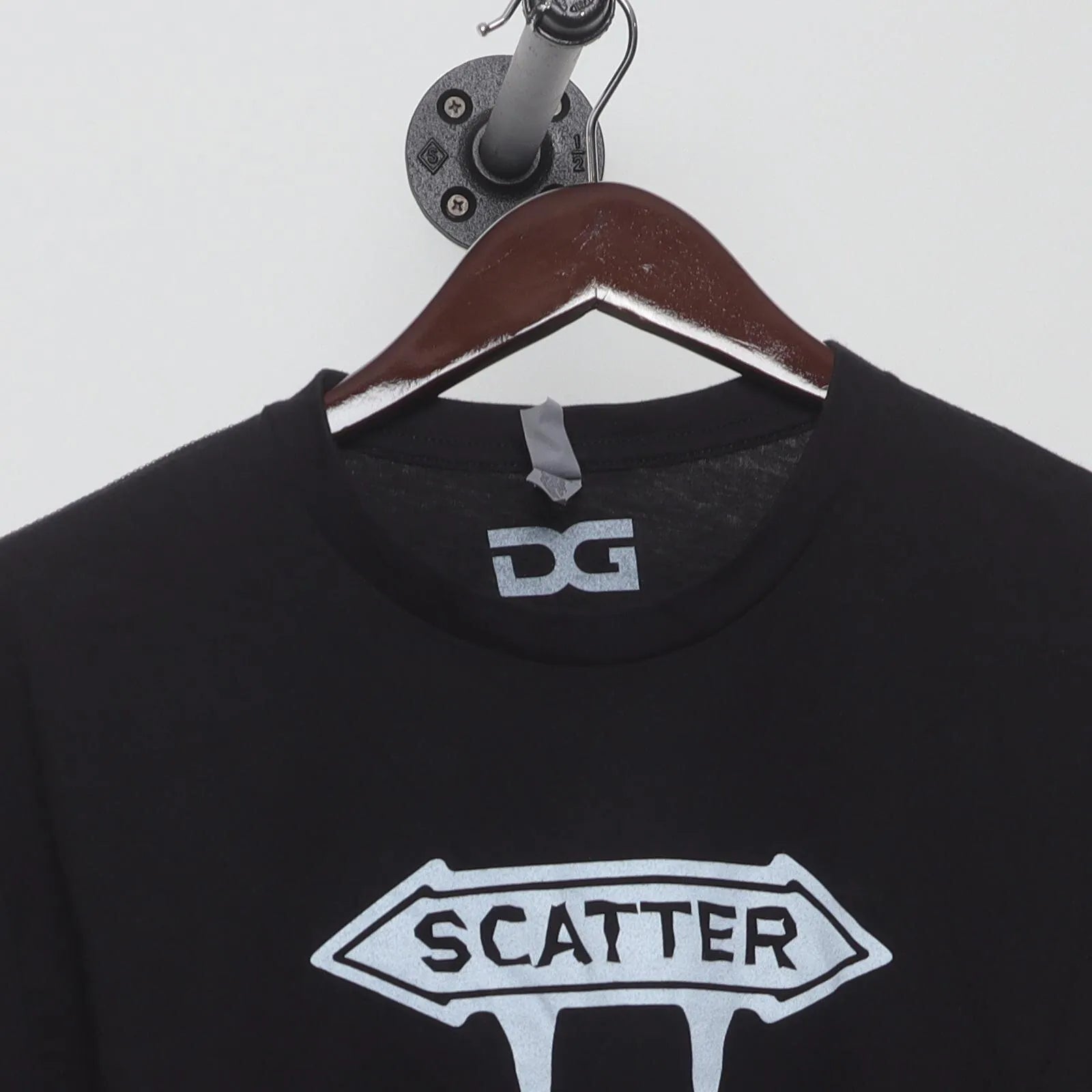 Close-up of the collar and tag on the Vintage Modern DG "Scatter" T-Shirt - L