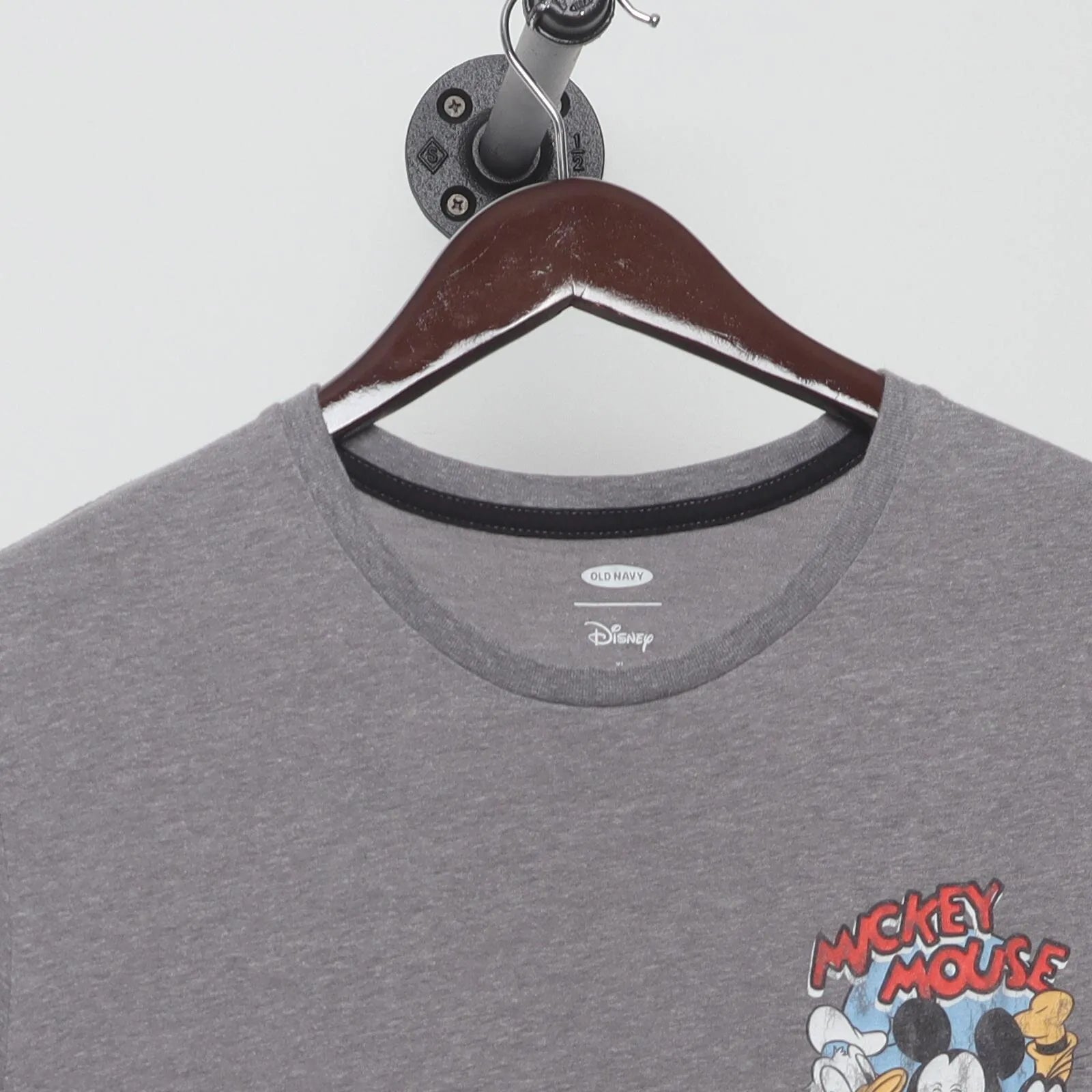 Close-up of the collar and tag on the Vintage Modern Disney "Mickey Mouse & Friends" T-Shirt - L