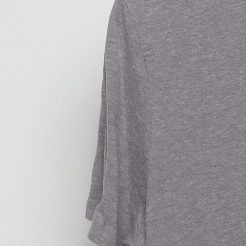 Close-up of the sleeve on the Vintage Modern Disney "Mickey Mouse & Friends" T-Shirt - L