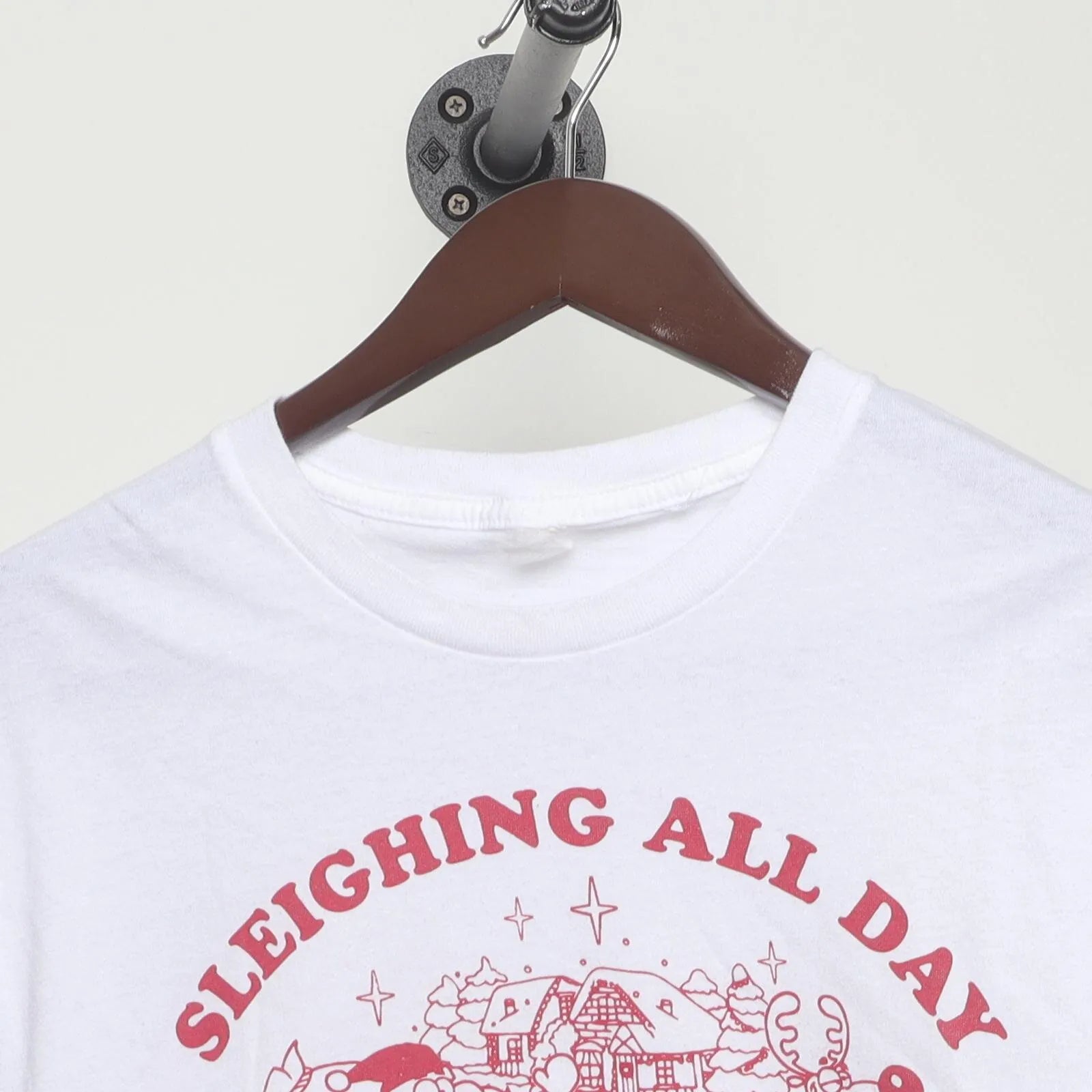 Close-up of the collar and tag on the Vintage Modern Holiday "Sleighing All Day" T-Shirt - M