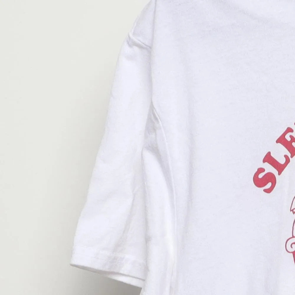 Close-up of the sleeve on the Vintage Modern Holiday "Sleighing All Day" T-Shirt - M