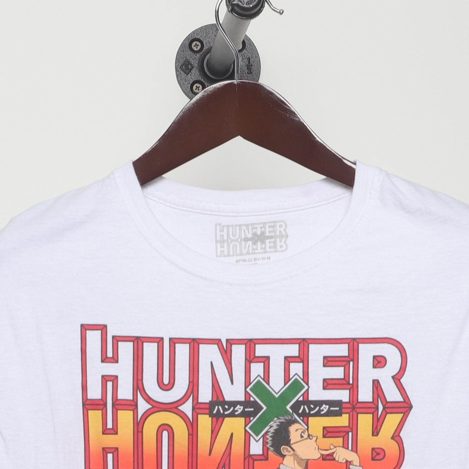 Close-up of the collar and tag on the Vintage Modern Hunter x Hunter "Main Cast" T-Shirt - S