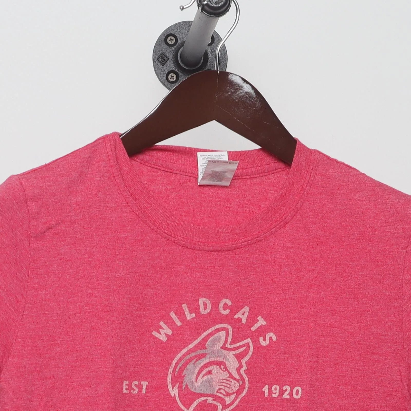 Close-up of the collar and tag on the Vintage Modern Indiana Wesleyan University "Wildcats" T-Shirt - S