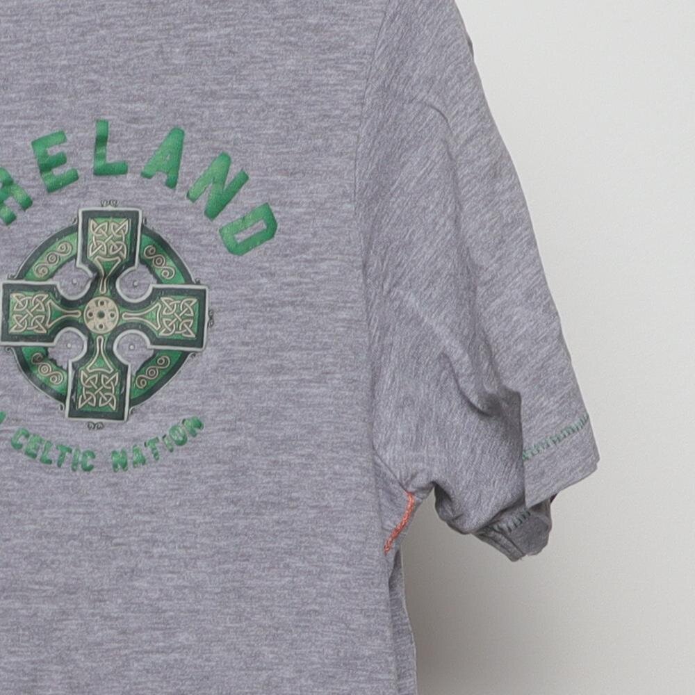 Close-up of the sleeve on the Vintage Modern Ireland Official Product "Ireland A Celtic Nation" T-Shirt - M