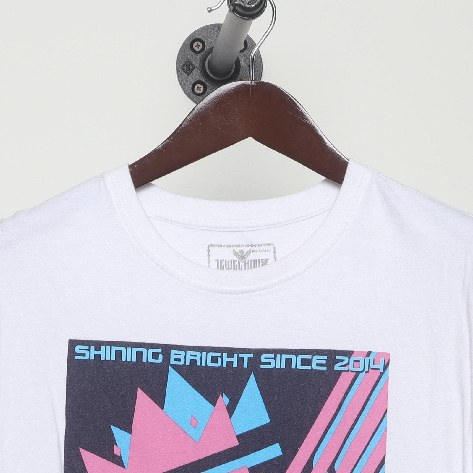 Close-up of the collar and tag on the Vintage Modern Jewel House "Shining Bright" T-Shirt - L