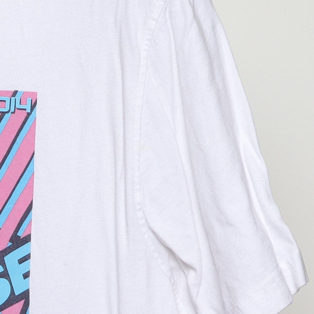 Close-up of the sleeve on the Vintage Modern Jewel House "Shining Bright" T-Shirt - L