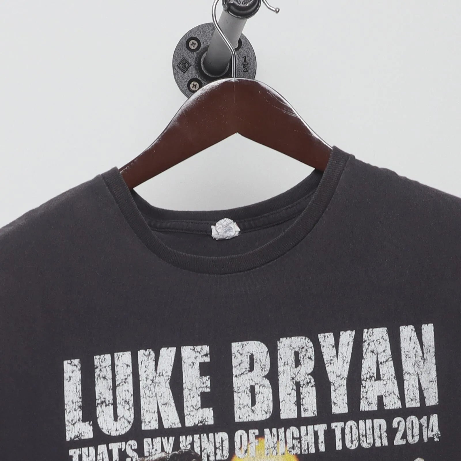 Close-up of the collar and tag on the Vintage Modern Luke Bryan "That's My Kind of Night Tour 2014" T-Shirt - L