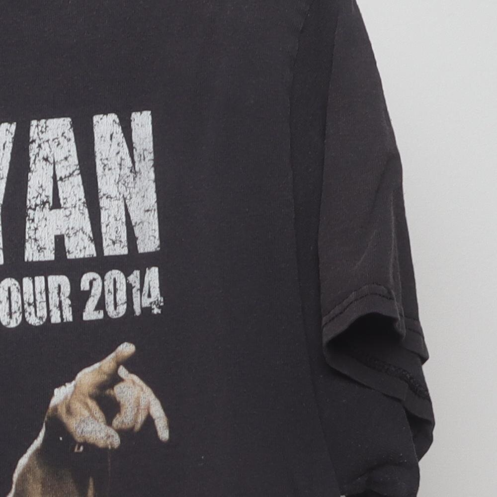 Close-up of the sleeve on the Vintage Modern Luke Bryan "That's My Kind of Night Tour 2014" T-Shirt - L
