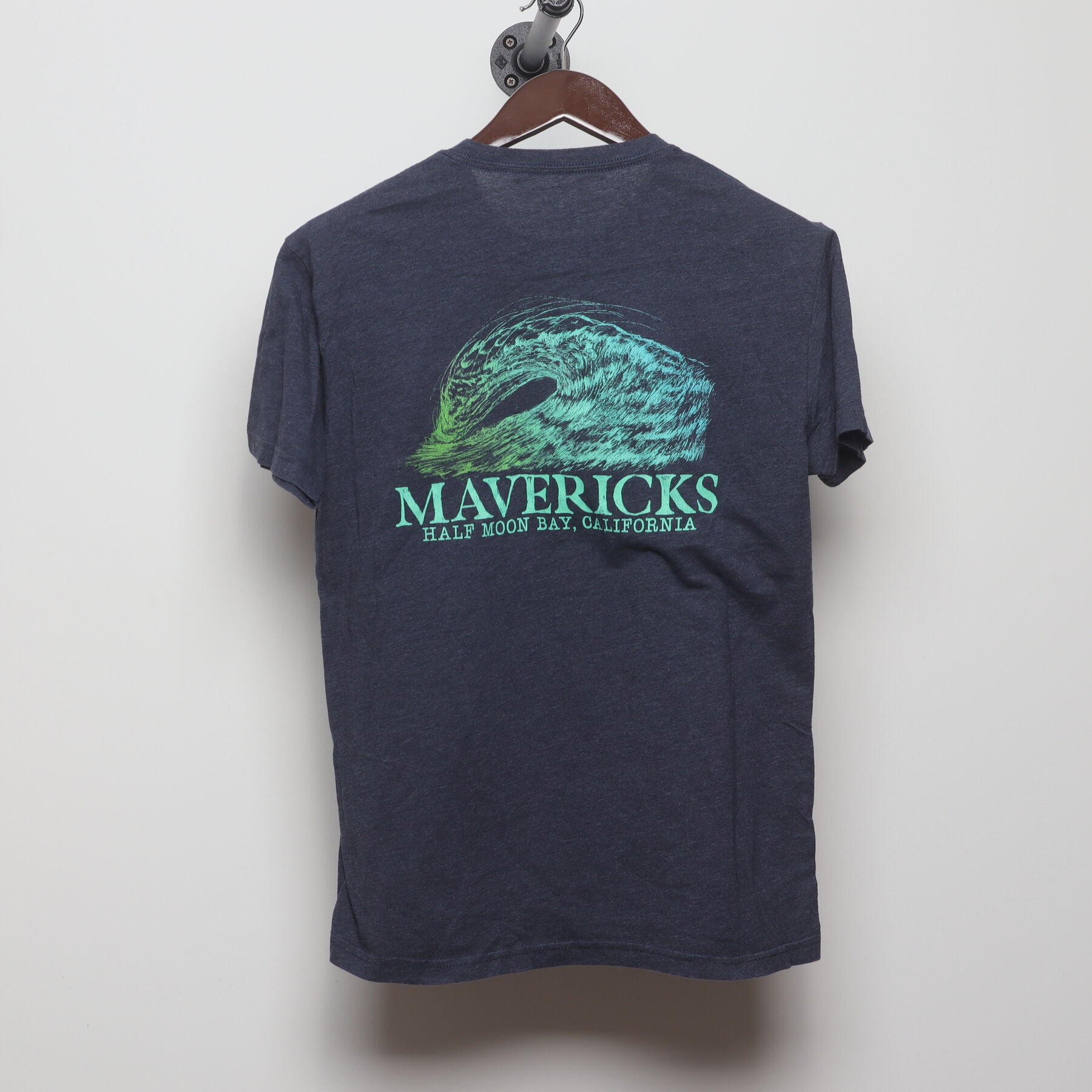 Back view of Vintage Modern Mavericks California "Mavericks Wave" T-Shirt - M