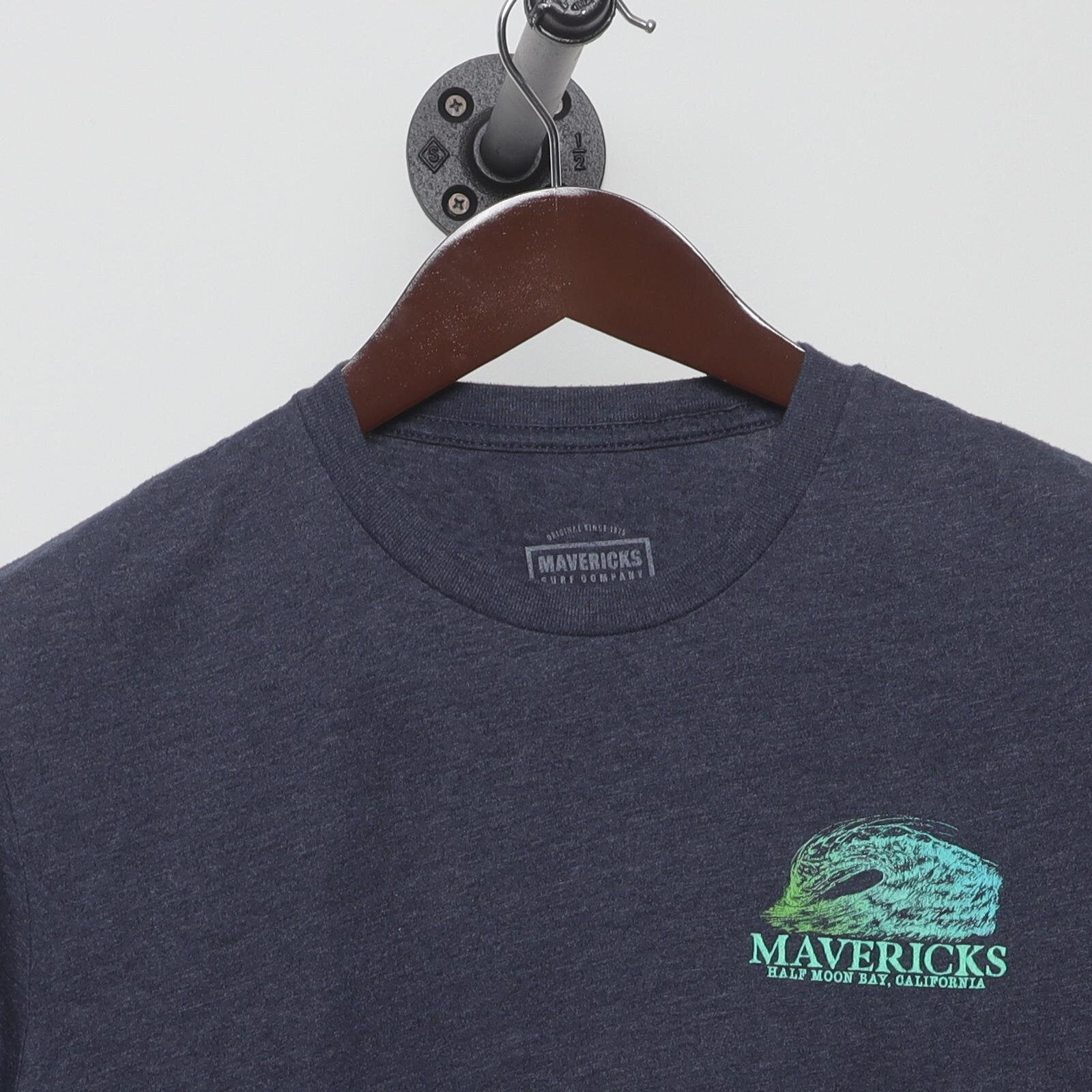 Close-up of the collar and tag on the Vintage Modern Mavericks California "Mavericks Wave" T-Shirt - M