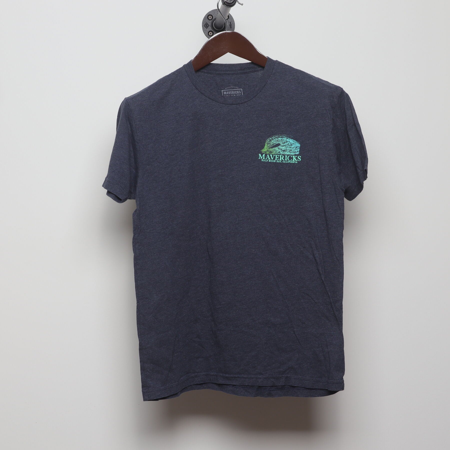 Front view of Vintage Modern Mavericks California "Mavericks Wave" T-Shirt - M