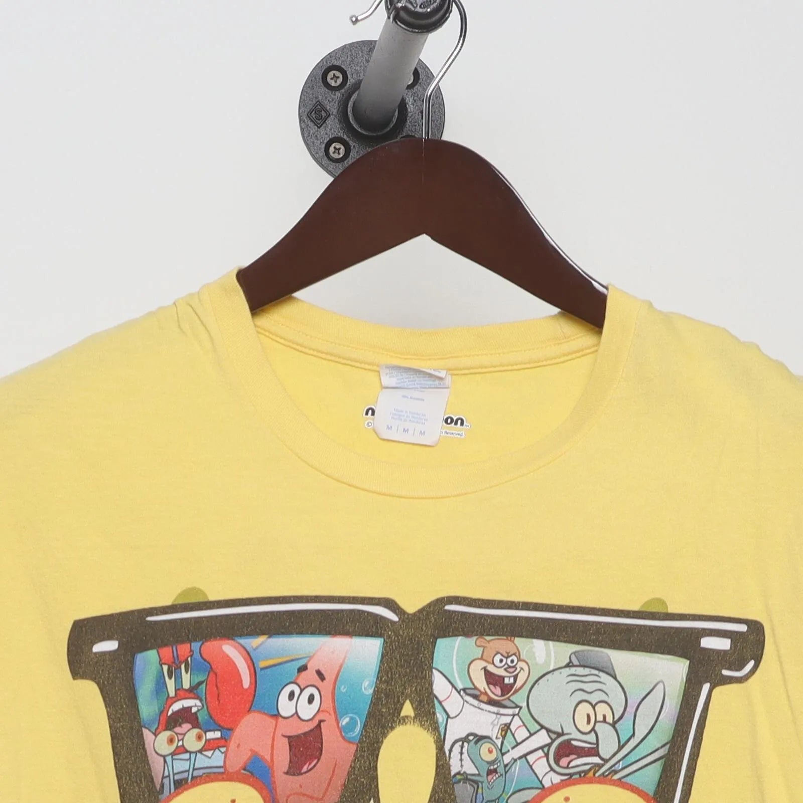 Close-up of the collar and tag on the Vintage Modern Nickelodeon "SpongeBob Sunglasses" T-Shirt - S