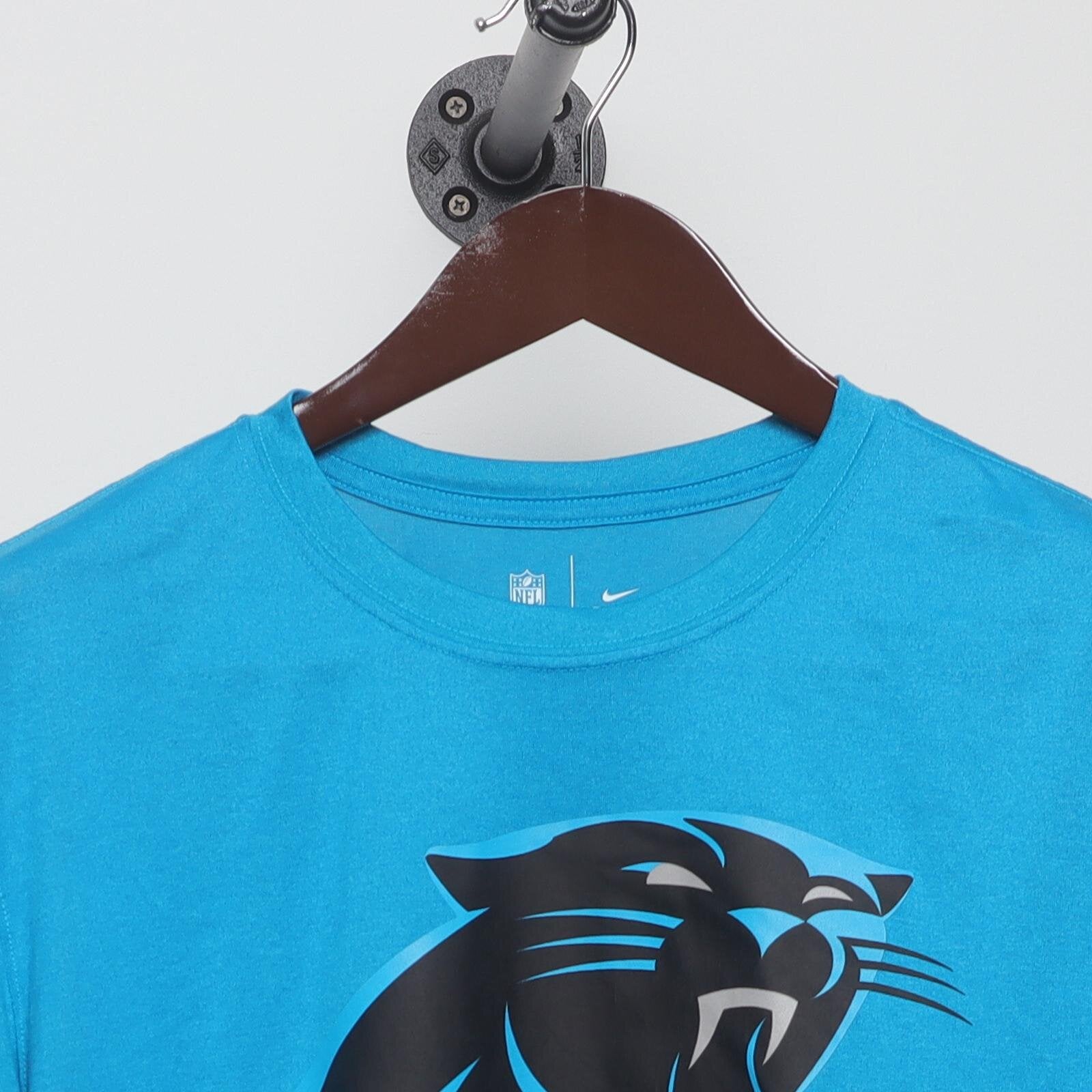 Close-up of the collar and tag on the Vintage Modern Nike Carolina Panthers "Team Logo" T-Shirt - L