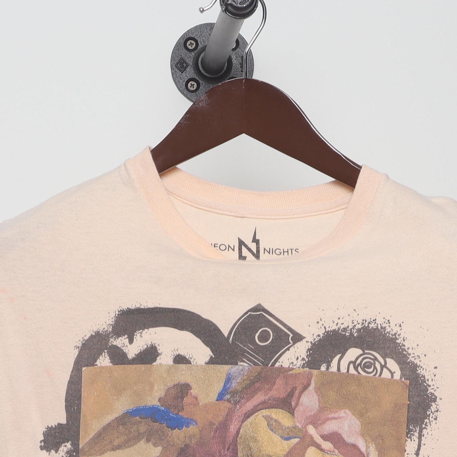 Close-up of the collar and tag on the Vintage Modern ON NIGHTS "Los Angeles Graffiti Smiley" T-Shirt - S