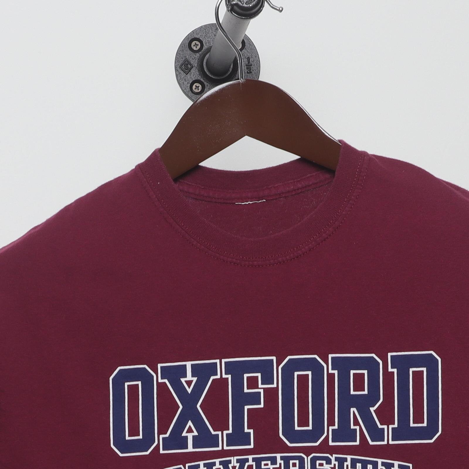 Close-up of the collar and tag on the Vintage Modern Oxford University "University Crest" T-Shirt - M