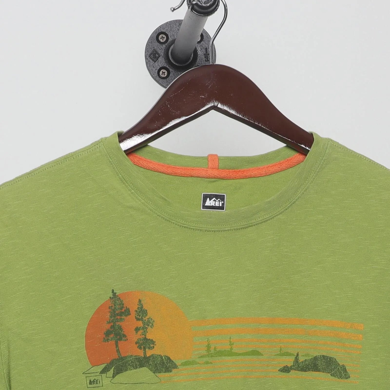Close-up of the collar and tag on the Vintage Modern REI "Lakeside Sunset" T-Shirt - L
