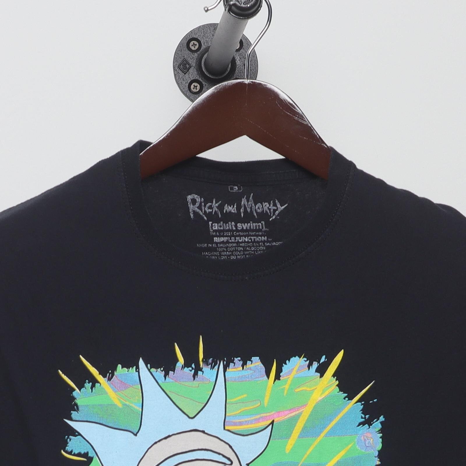 Close-up of the collar and tag on the Vintage Modern Rick and Morty "Neon Portrait" T-Shirt - S