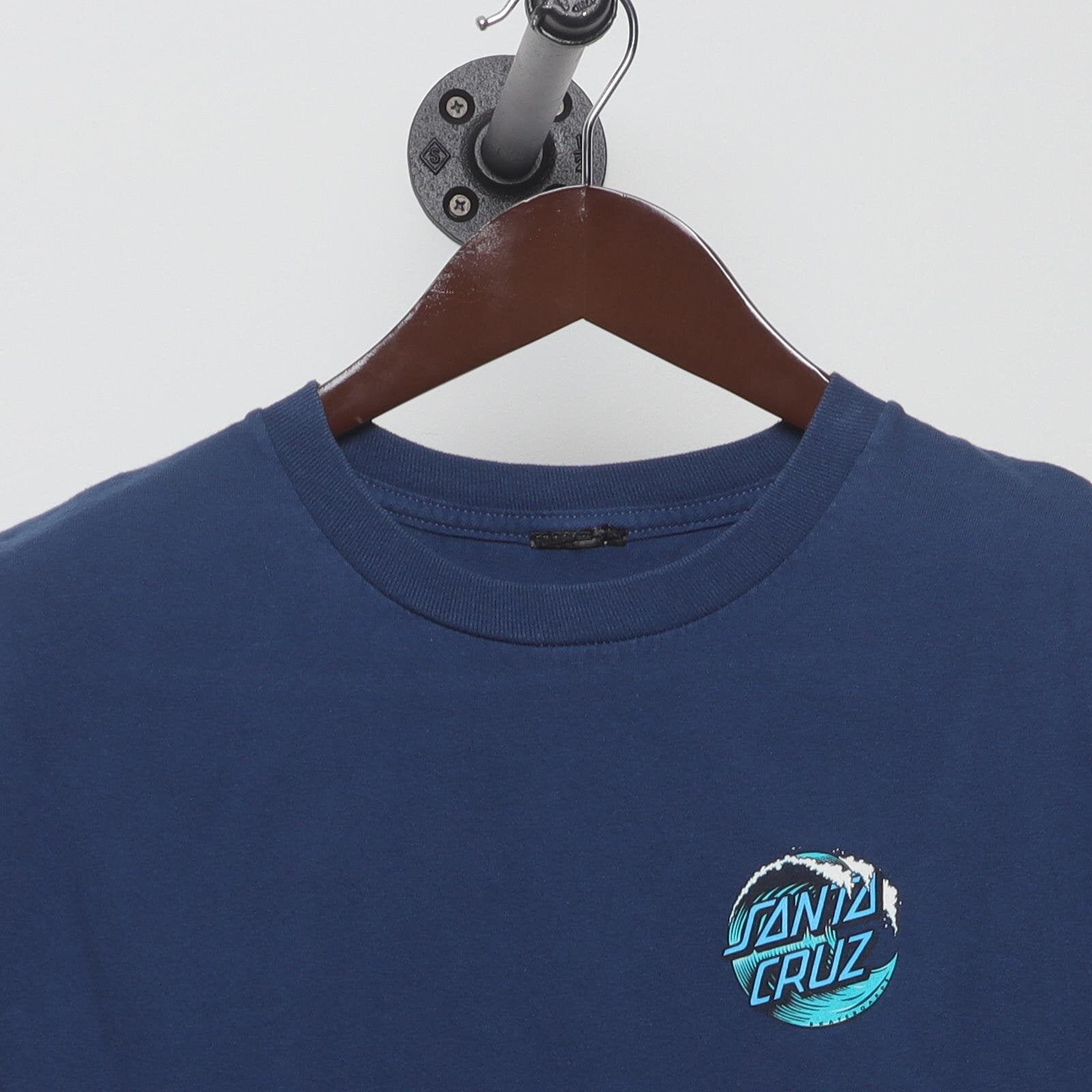 Close-up of the collar and tag on the Vintage Modern Santa Cruz "Wave Dot Logo" T-Shirt - XS