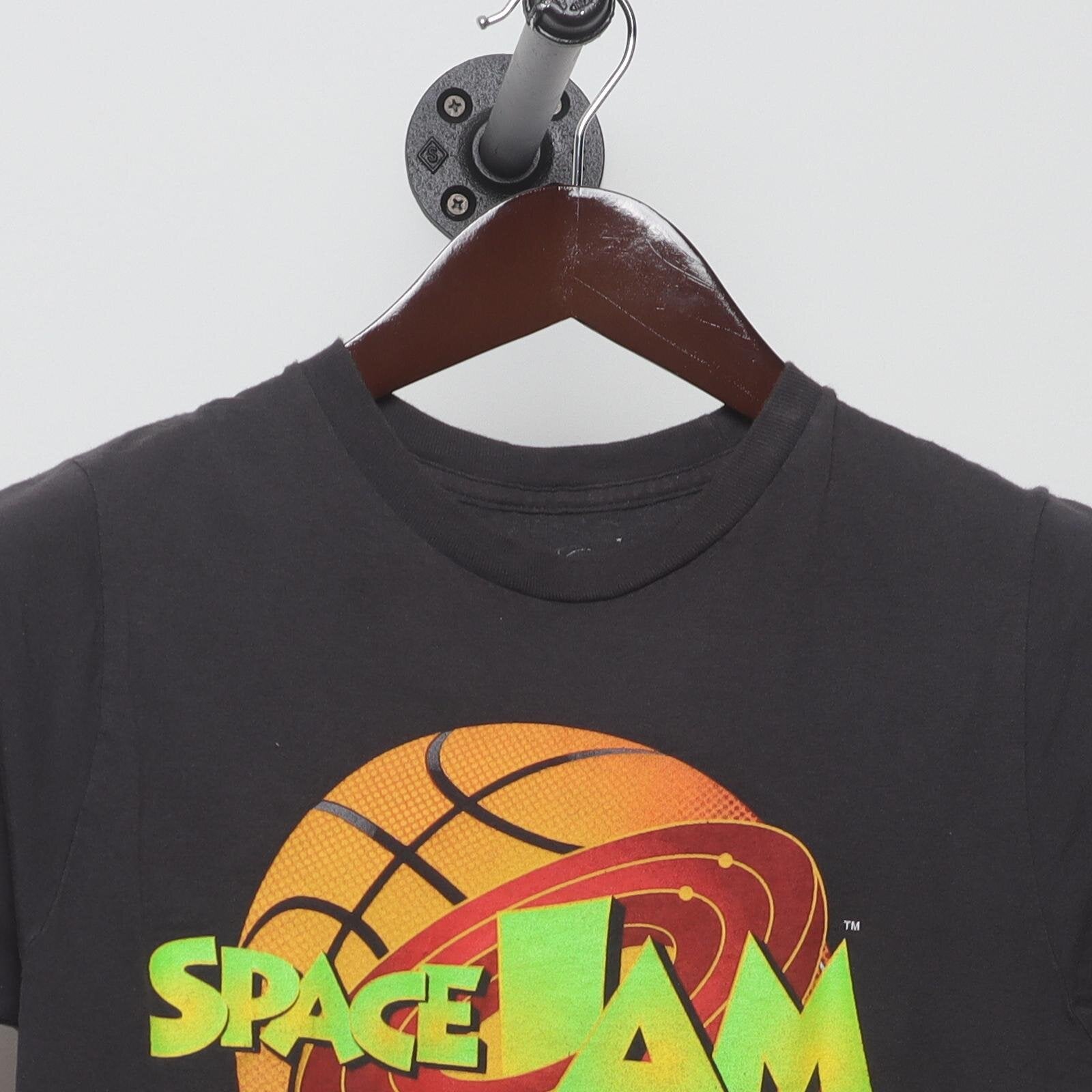 Close-up of the collar and tag on the Vintage Modern Space Jam "Classic Logo" T-Shirt - XS
