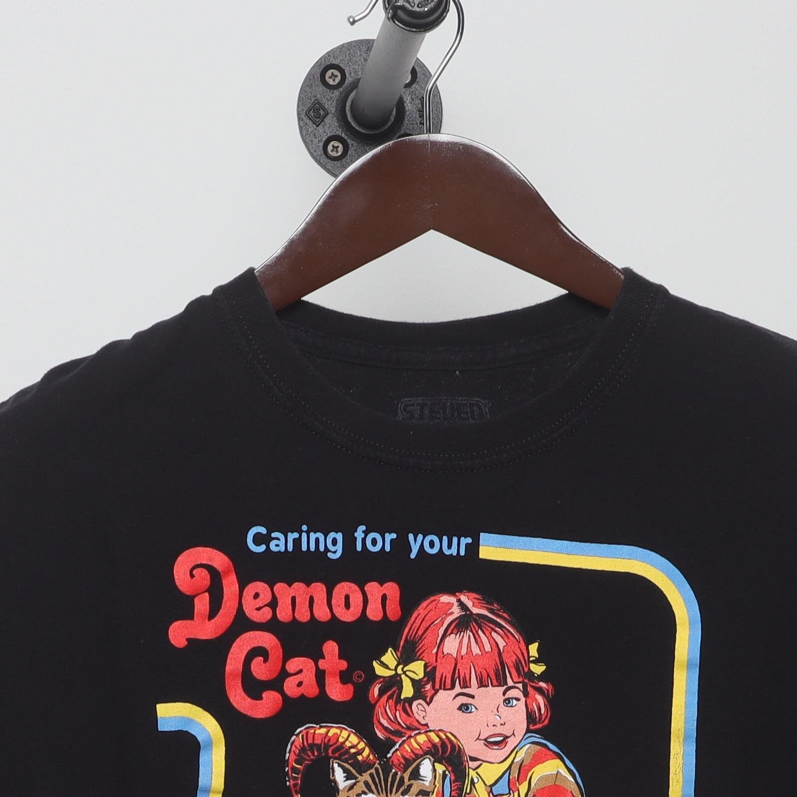 Close-up of the collar and tag on the Vintage Modern Steven Rhodes "Caring for your Demon Cat" T-Shirt - L