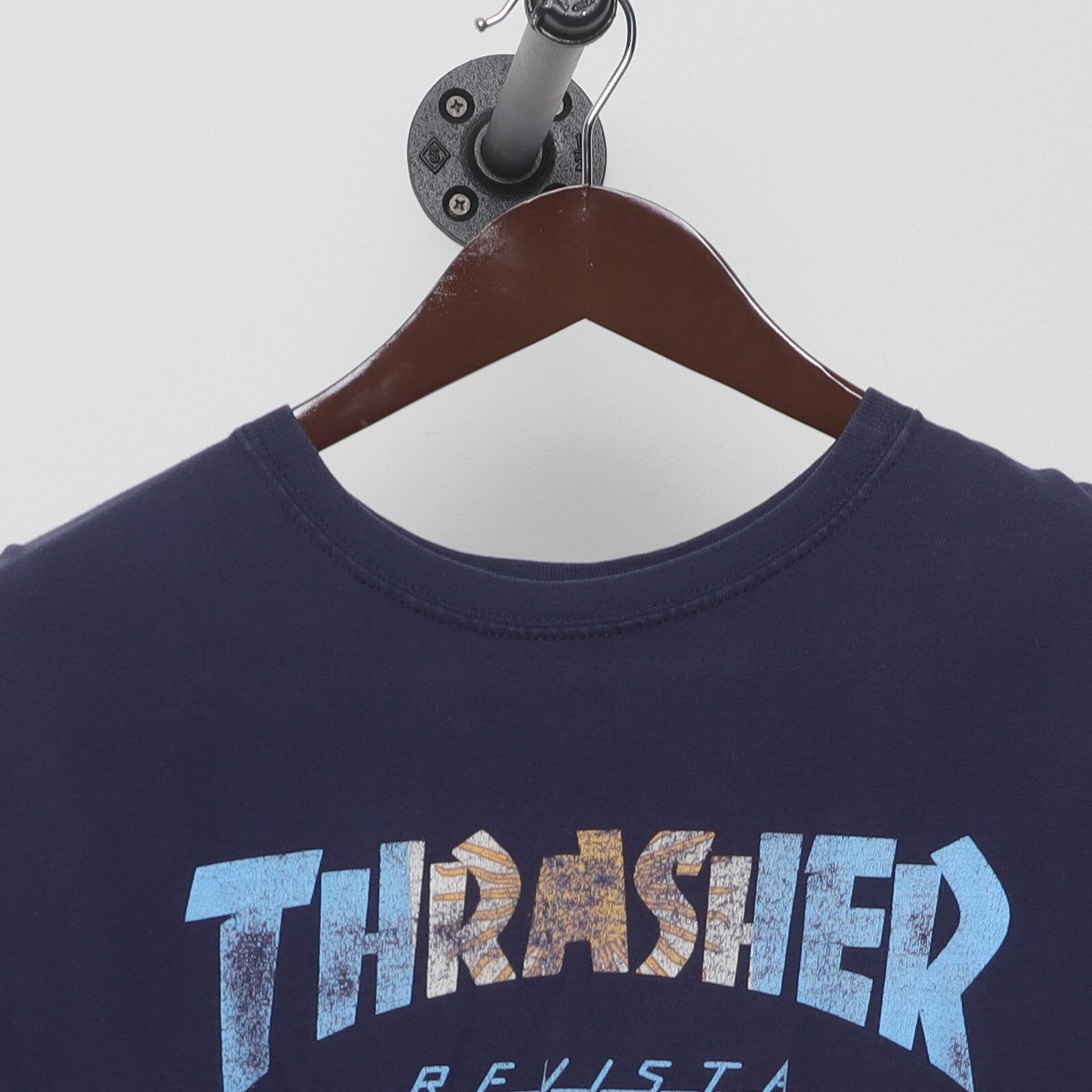 Close-up of the collar and tag on the Vintage Modern Thrasher "Revista Logo" T-Shirt - XL