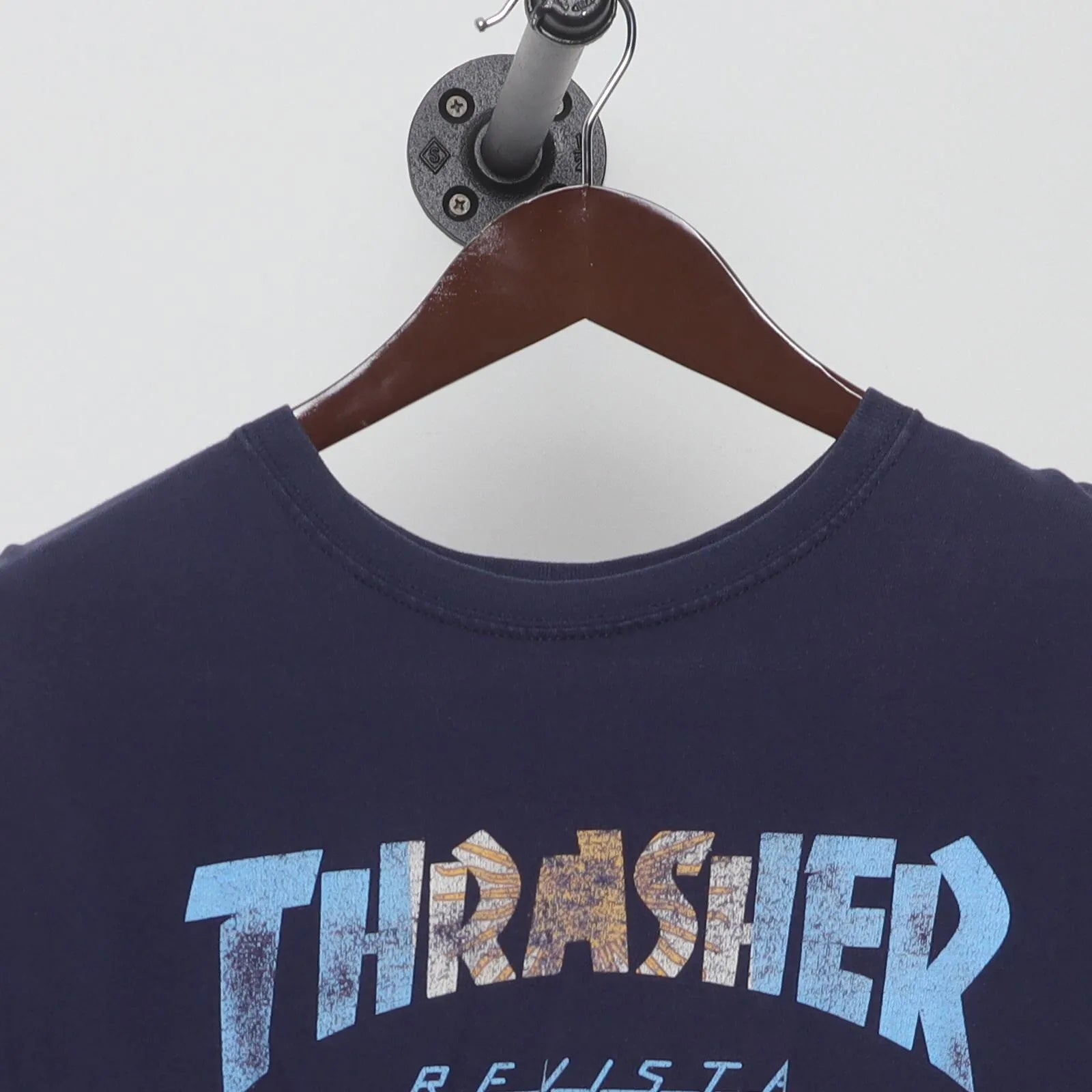Close-up of the collar and tag on the Vintage Modern Thrasher "Revista Logo" T-Shirt - XL