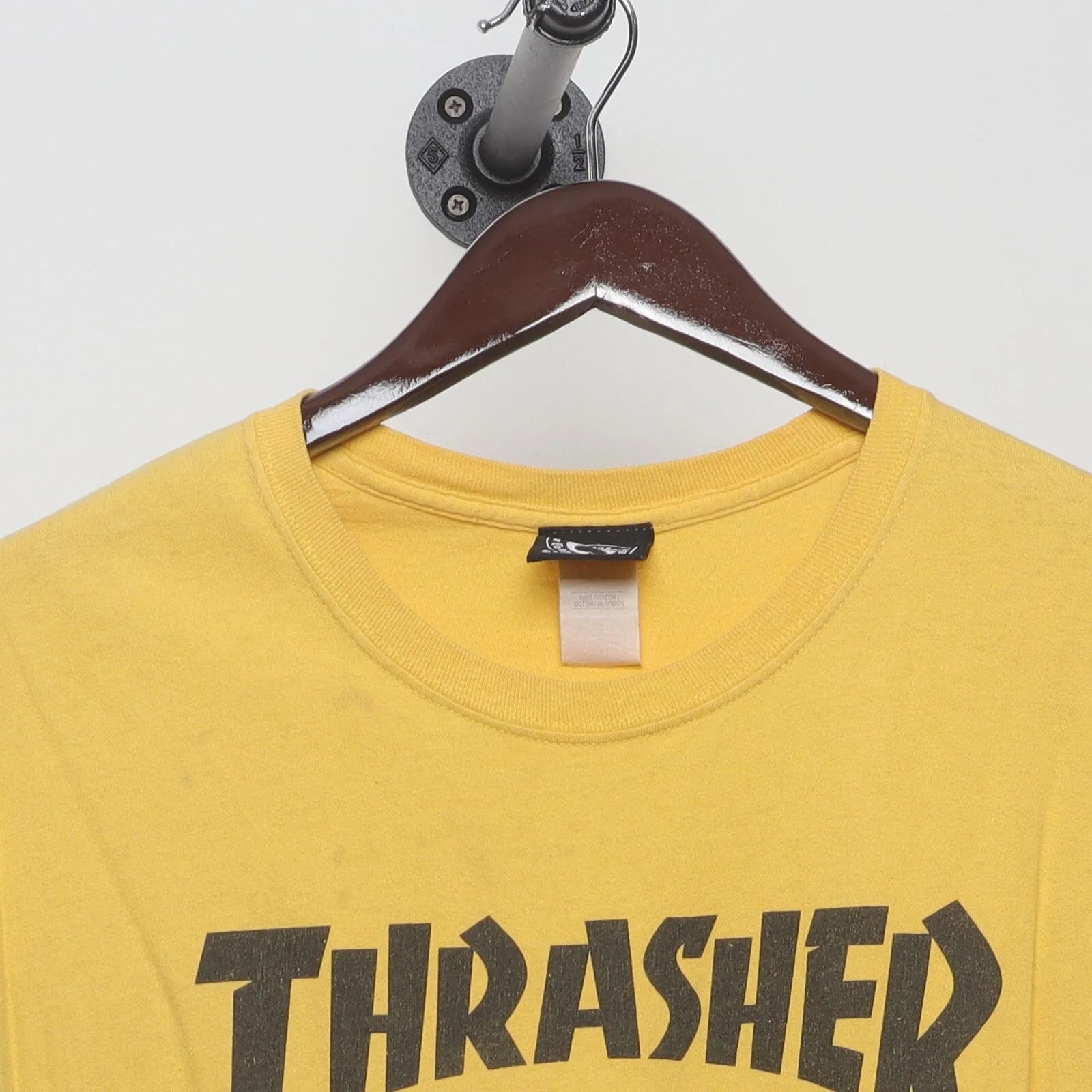 Close-up of the collar and tag on the Vintage Modern Thrasher "Skateboard Magazine Logo" T-Shirt - M