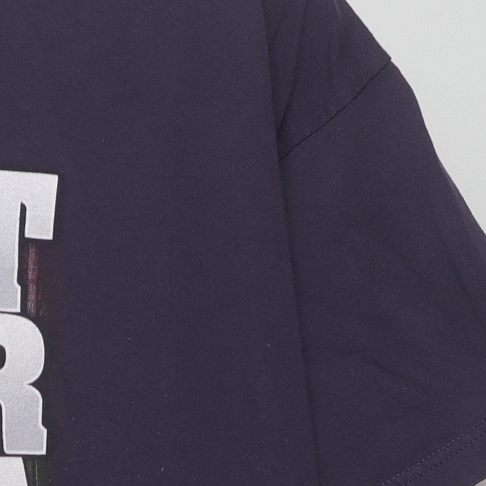 Close-up of the single stitch sleeve on the Vintage Modern Trace Adkins "Tour 2016" T-Shirt - L