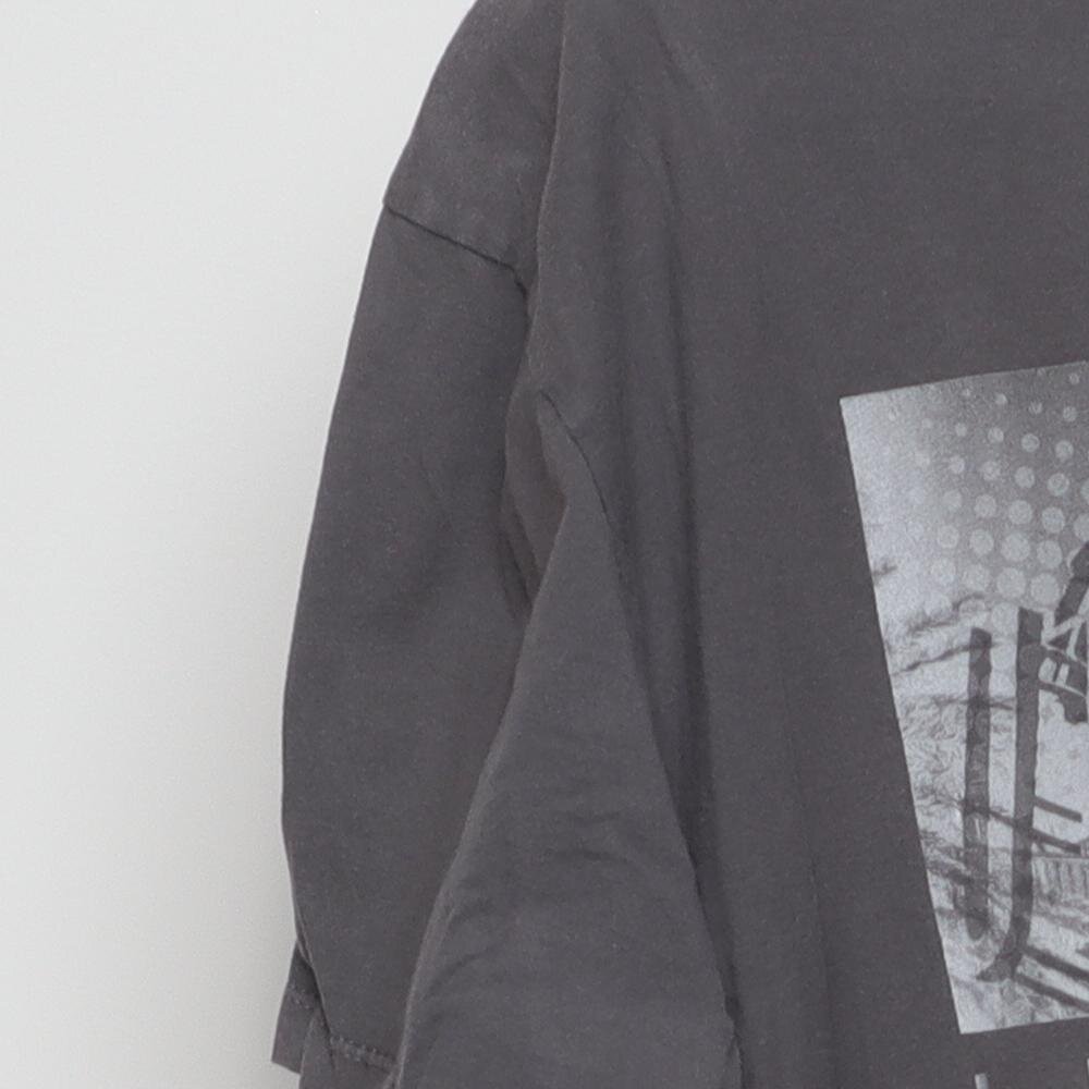 Close-up of the sleeve on the Vintage Modern Universal Studios "Photo Collage Graphic" T-Shirt - XL