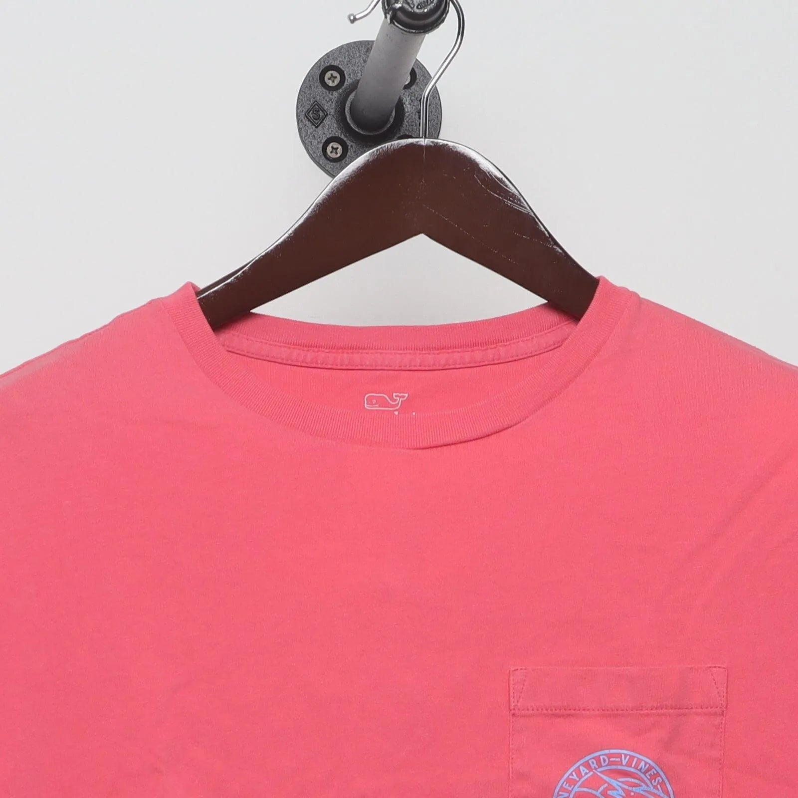 Close-up of the collar and tag on the Vintage Modern Vineyard Vines "Wave Logo" T-Shirt - M