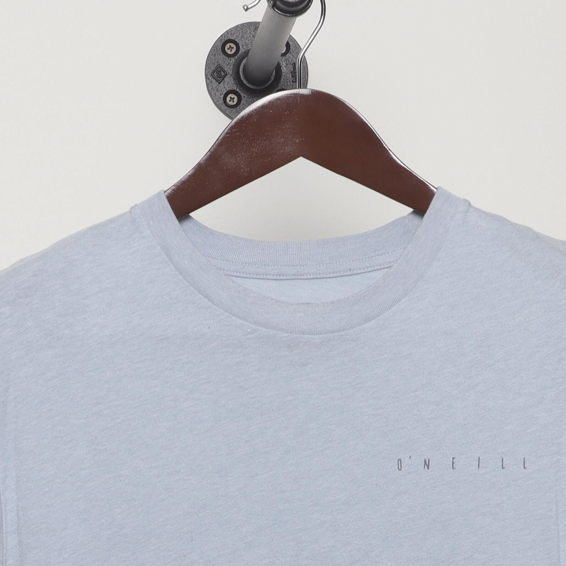 Close-up of the collar and tag on the Vintage Y2K O'Neill "Coastal Palms Graphic" T-Shirt - M