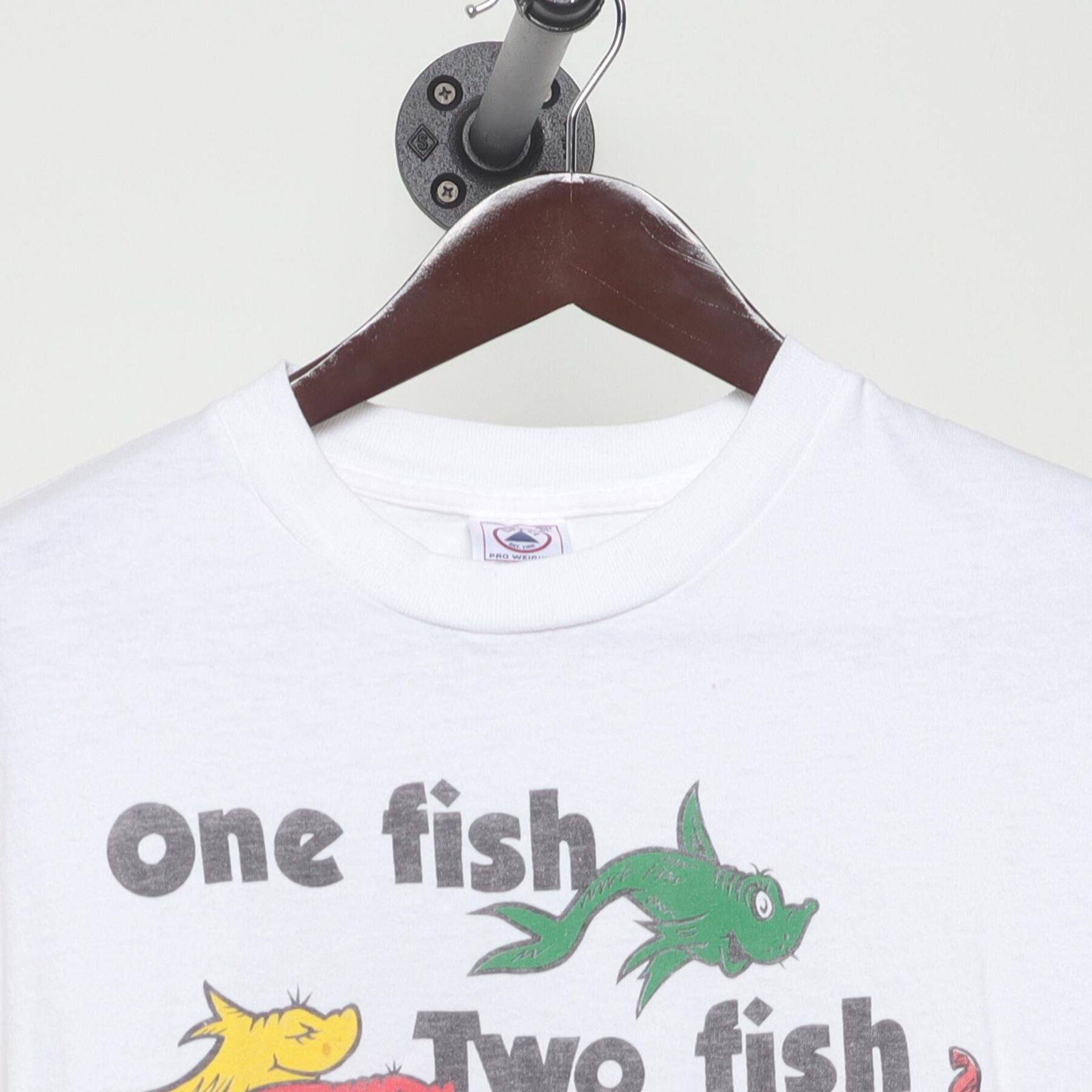 Close-up of the collar and tag on the Vintage Y2K Phish "One Fish Two Fish Dead Fish Newphish" T-Shirt - L