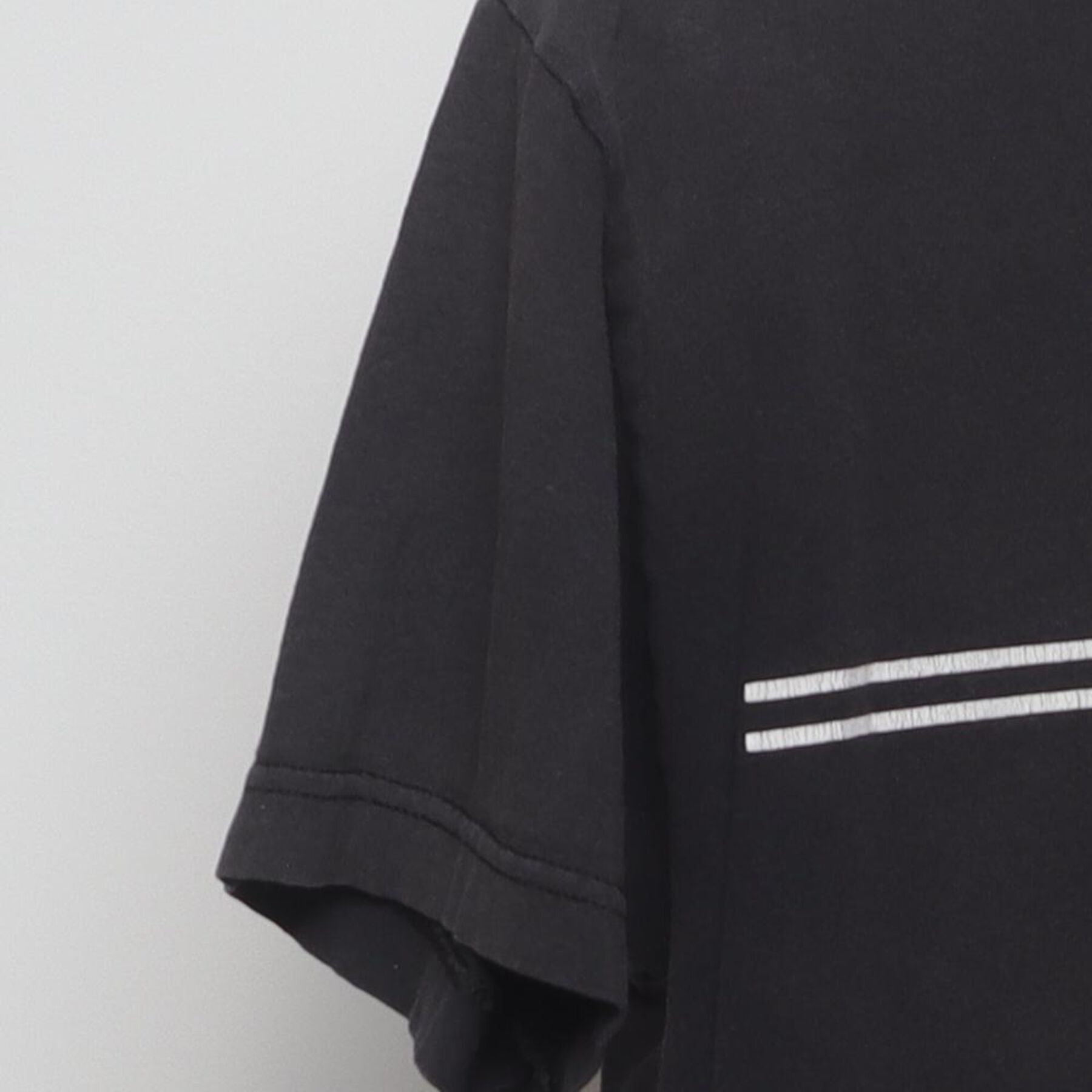 Close-up of the Left sleeve on the Vintage Y2K Santa Cruz Skateboards "Classic Dot" T-Shirt - S