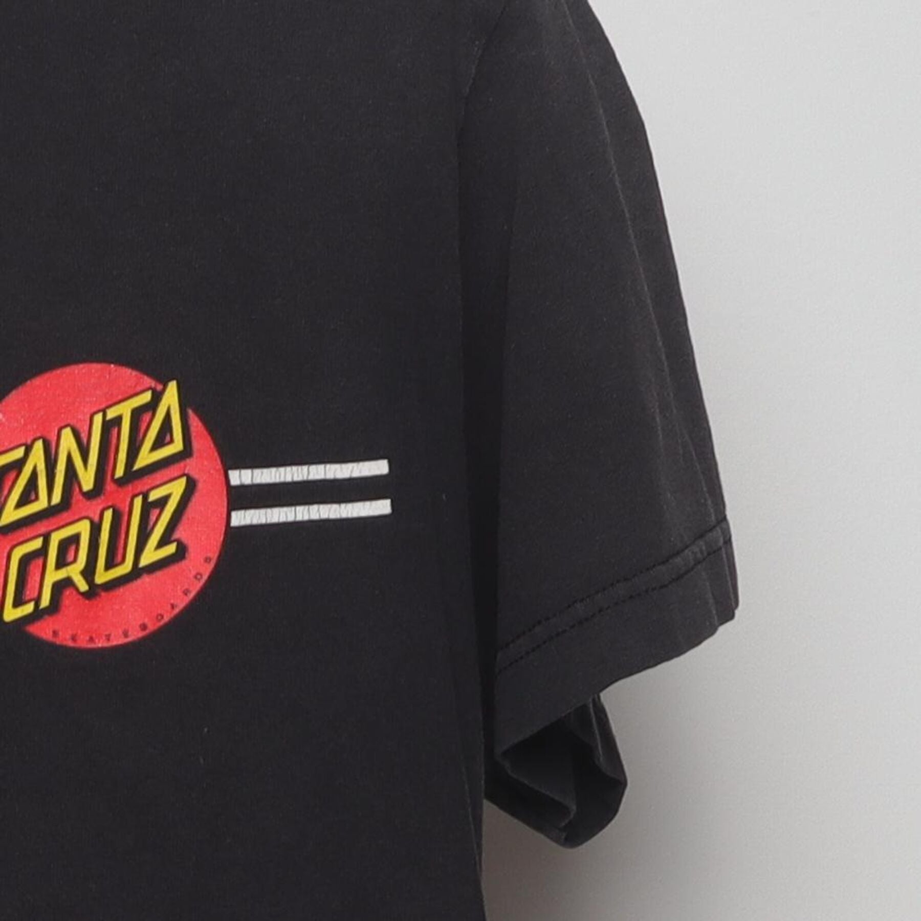 Close-up of the Right sleeve on the Vintage Y2K Santa Cruz Skateboards "Classic Dot" T-Shirt - S