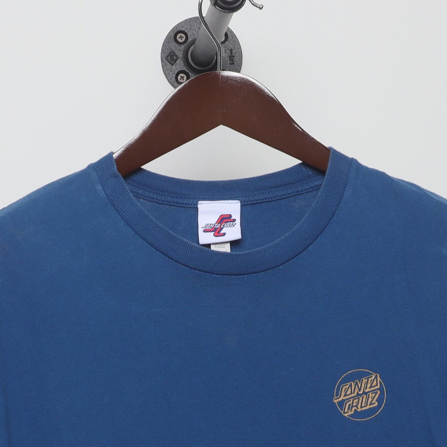 Close-up of the collar and tag on the Vintage Y2K Santa Cruz Skateboards "Rose Wreath" T-Shirt - M