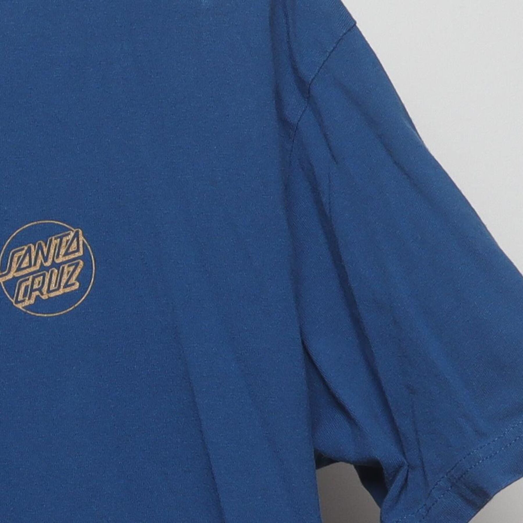 Close-up of the Right sleeve on the Vintage Y2K Santa Cruz Skateboards "Rose Wreath" T-Shirt - M
