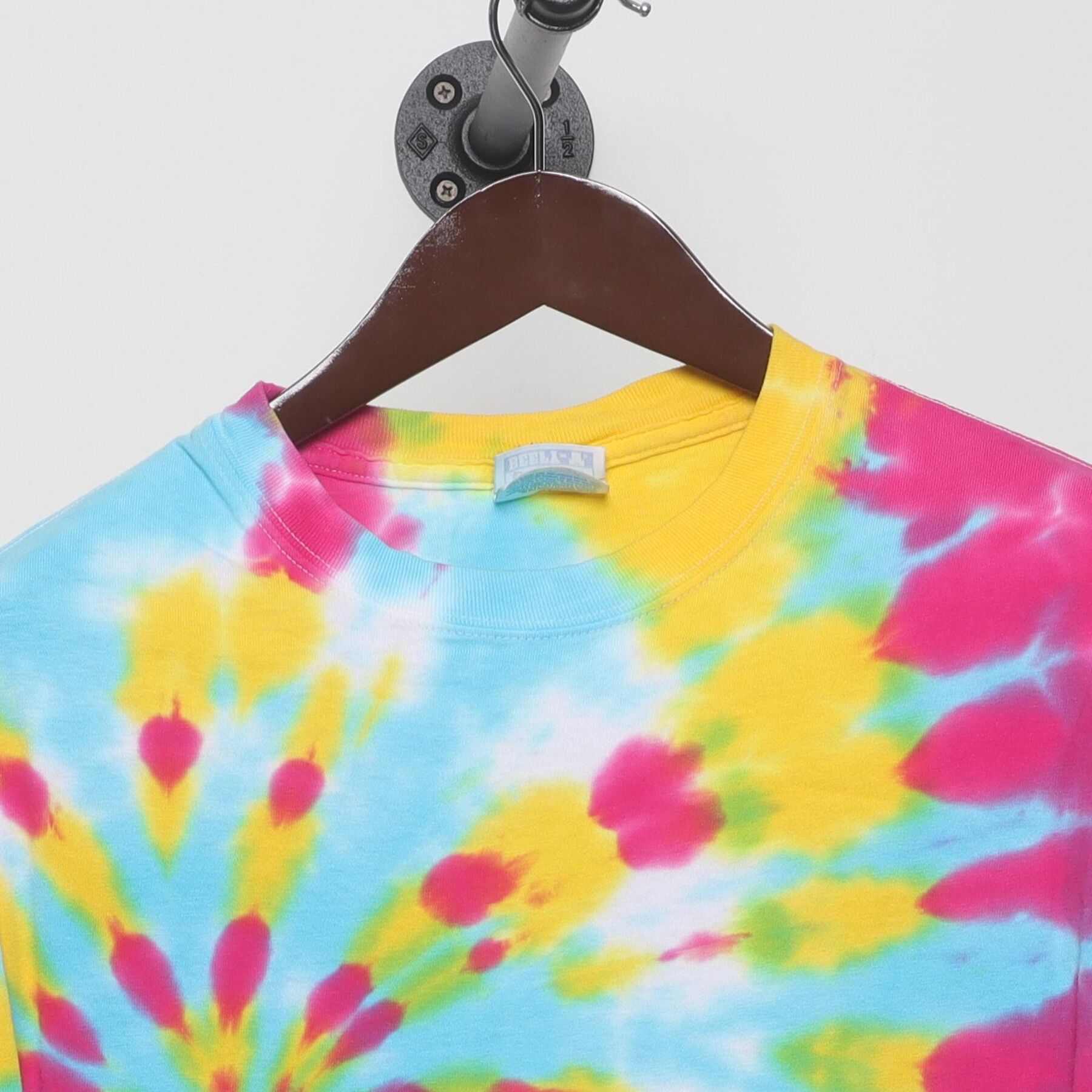 Close-up of the collar and tag on the Vintage 1990s Gildan "Spiral Tie-Dye" T-Shirt - XL