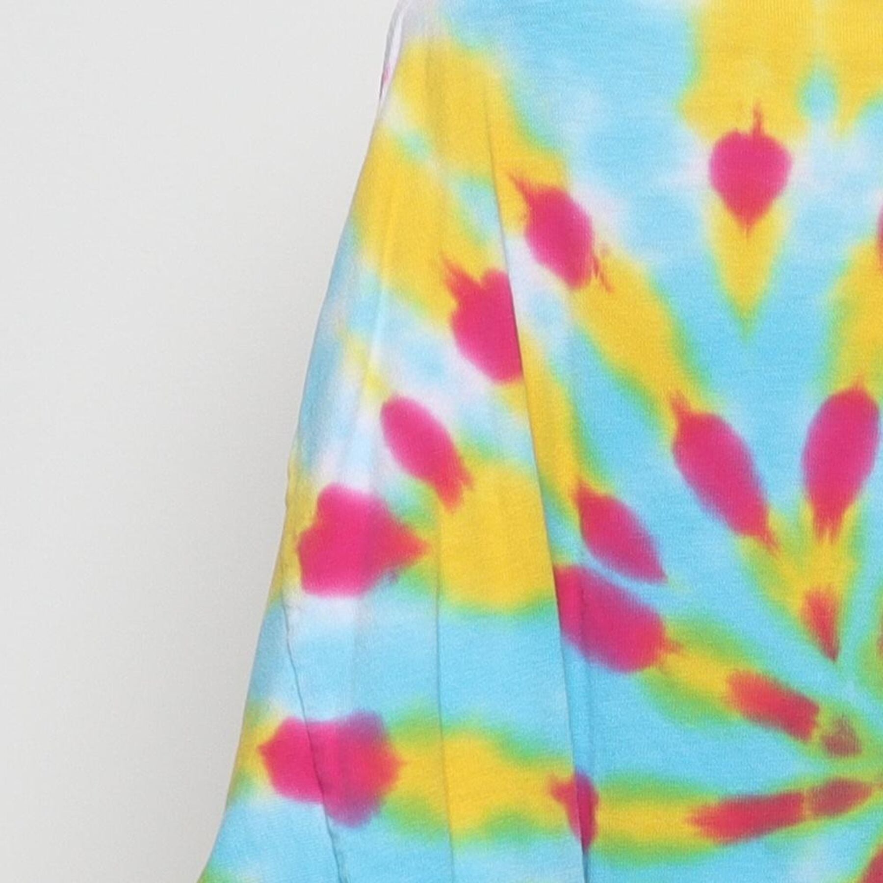 Close-up of the Left sleeve on the Vintage 1990s Gildan "Spiral Tie-Dye" T-Shirt - XL