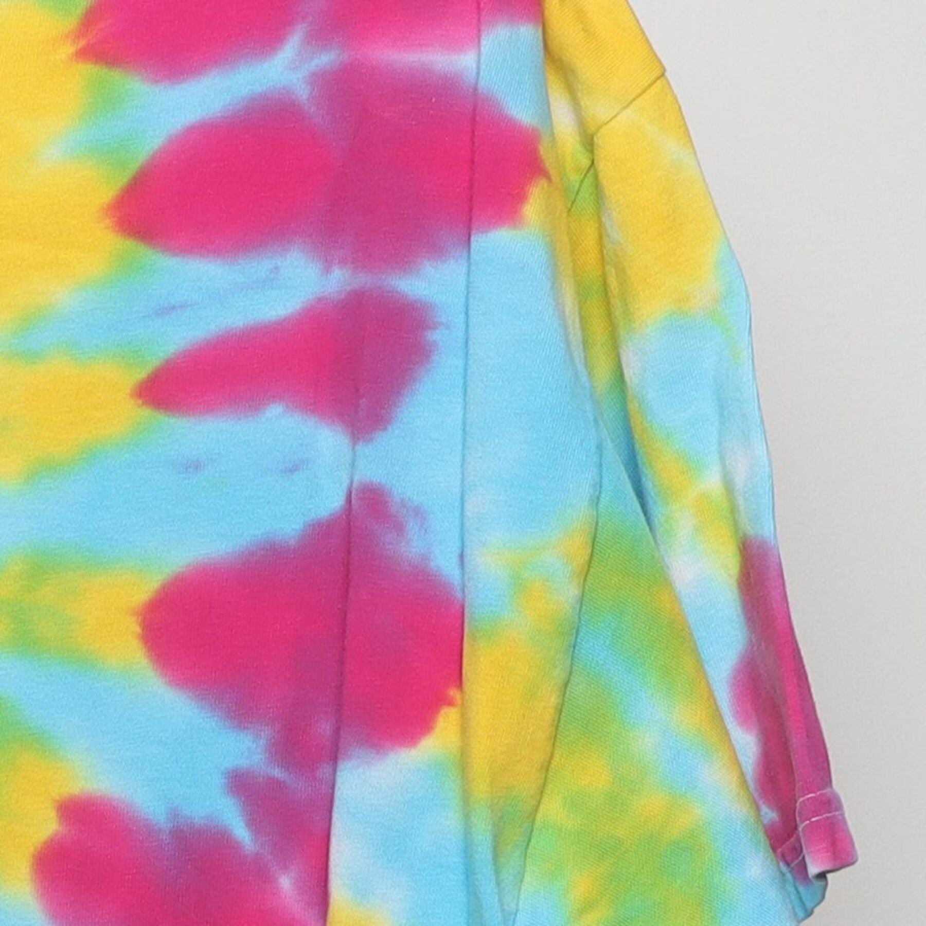 Close-up of the Right sleeve on the Vintage 1990s Gildan "Spiral Tie-Dye" T-Shirt - XL