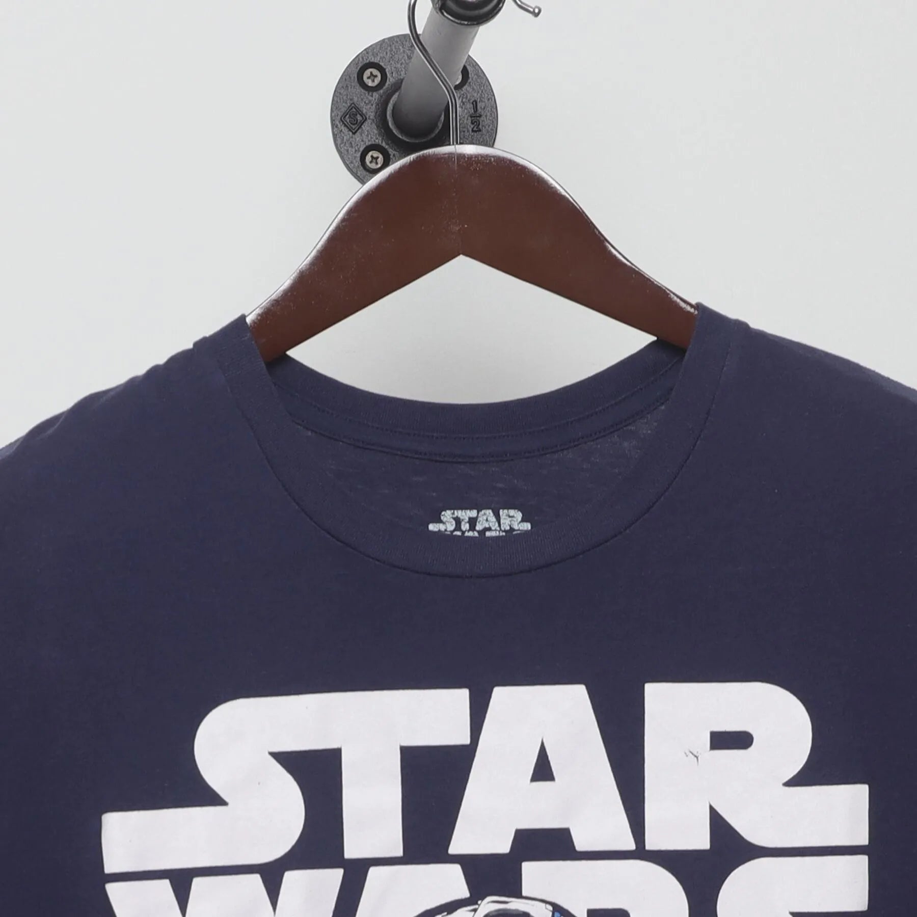 Close-up of the collar and tag on the Vintage Y2K Star Wars "R2-D2 Logo" T-Shirt - M