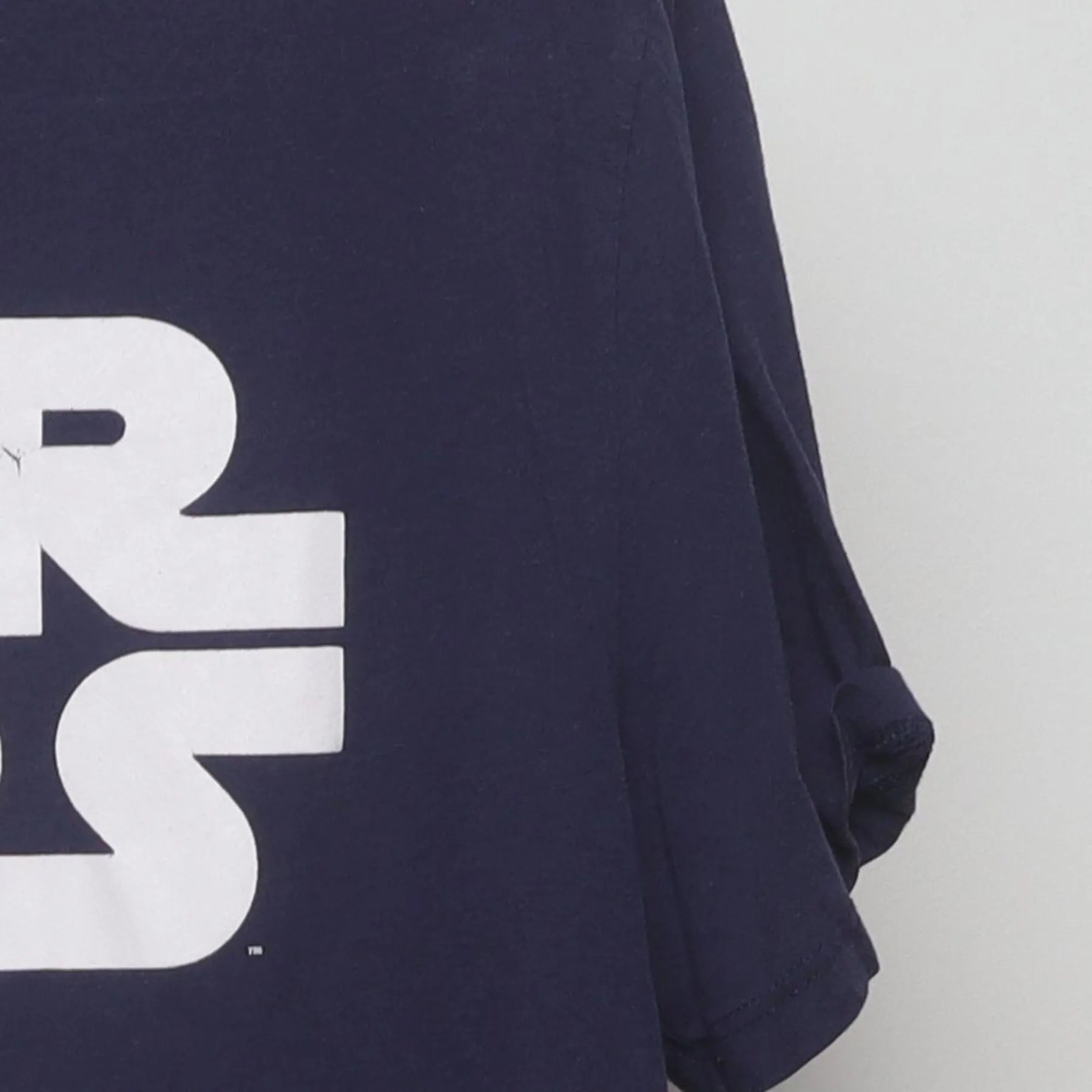 Close-up of the Right sleeve on the Vintage Y2K Star Wars "R2-D2 Logo" T-Shirt - M