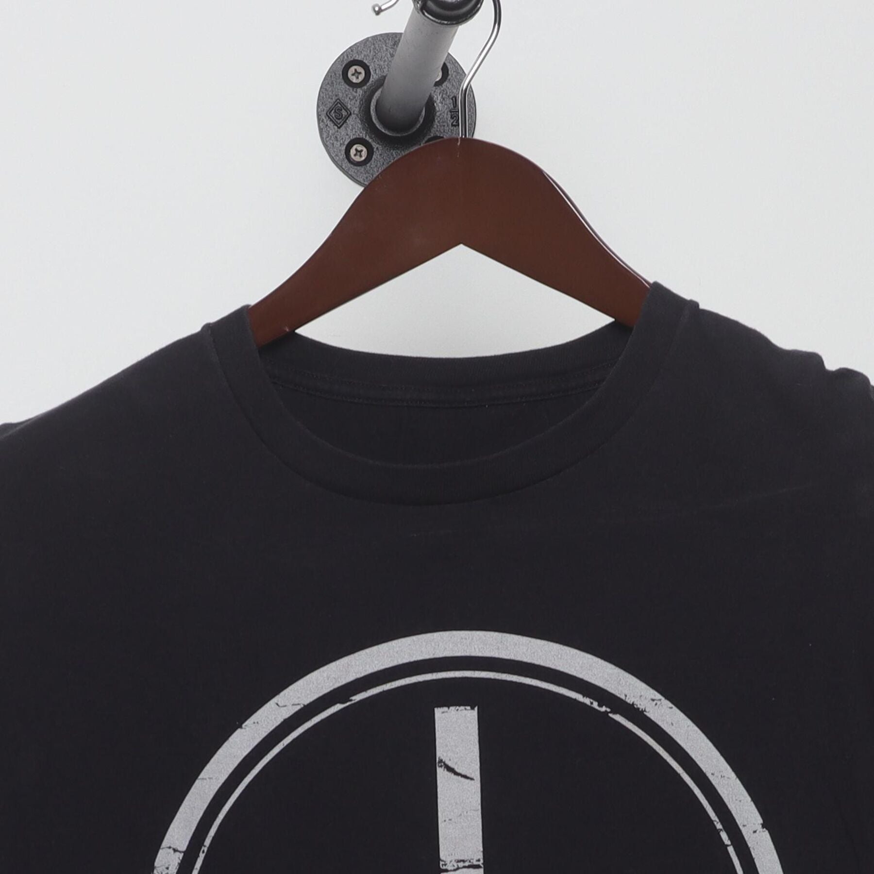 Close-up of the collar and tag on the Vintage Y2K Graphic "Stay Grounded" T-Shirt - L
