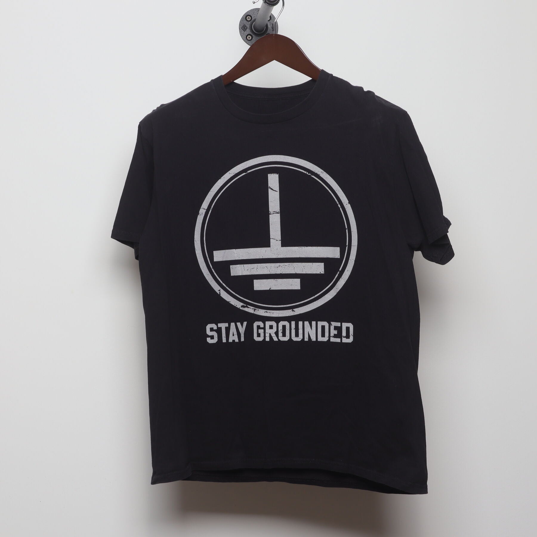 Front view of Vintage Y2K Graphic "Stay Grounded" T-Shirt - L