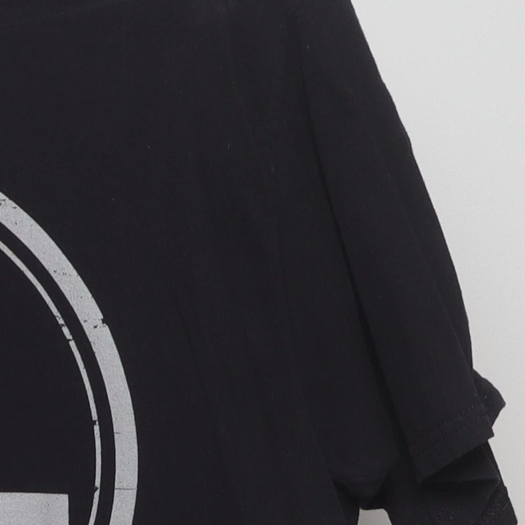 Close-up of the Right sleeve on the Vintage Y2K Graphic "Stay Grounded" T-Shirt - L